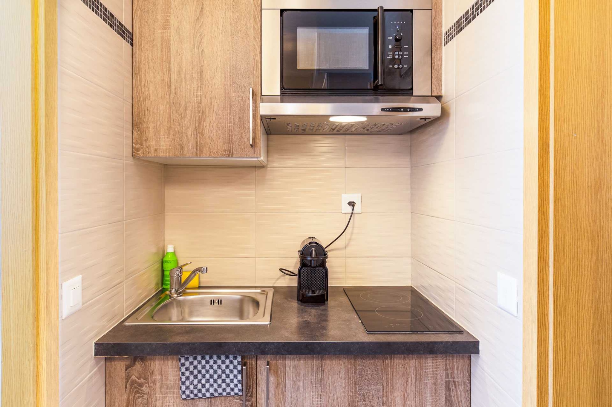 ðŸ“Checkmyguest offers you this modern 26m² flat, located on the 2nd floor with lift, right in the heart of the Pâquis district in Geneva. Just a stone's throw from Lake Geneva, enjoy a comfortable and fully equipped setting for an unforgettable stay.
The flat's location means that you'll be able to get around the city quickly and easily using the many public transport options available: 
🚌 BUS: Monthoux (line 1,25 ), 2 minutes' walk away.
🚌 Bus station: Geneva Bus Station (BlaBlaCar Bus, Swiss Tours...), 4 minutes' walk away
🚉 Cornavin Station (trains to the airport, Lausanne, Zurich...), 7 minutes' walk away  
🚲 Publibike: self-service bicycle hire service
🚖 Taxis and VTC available in the area