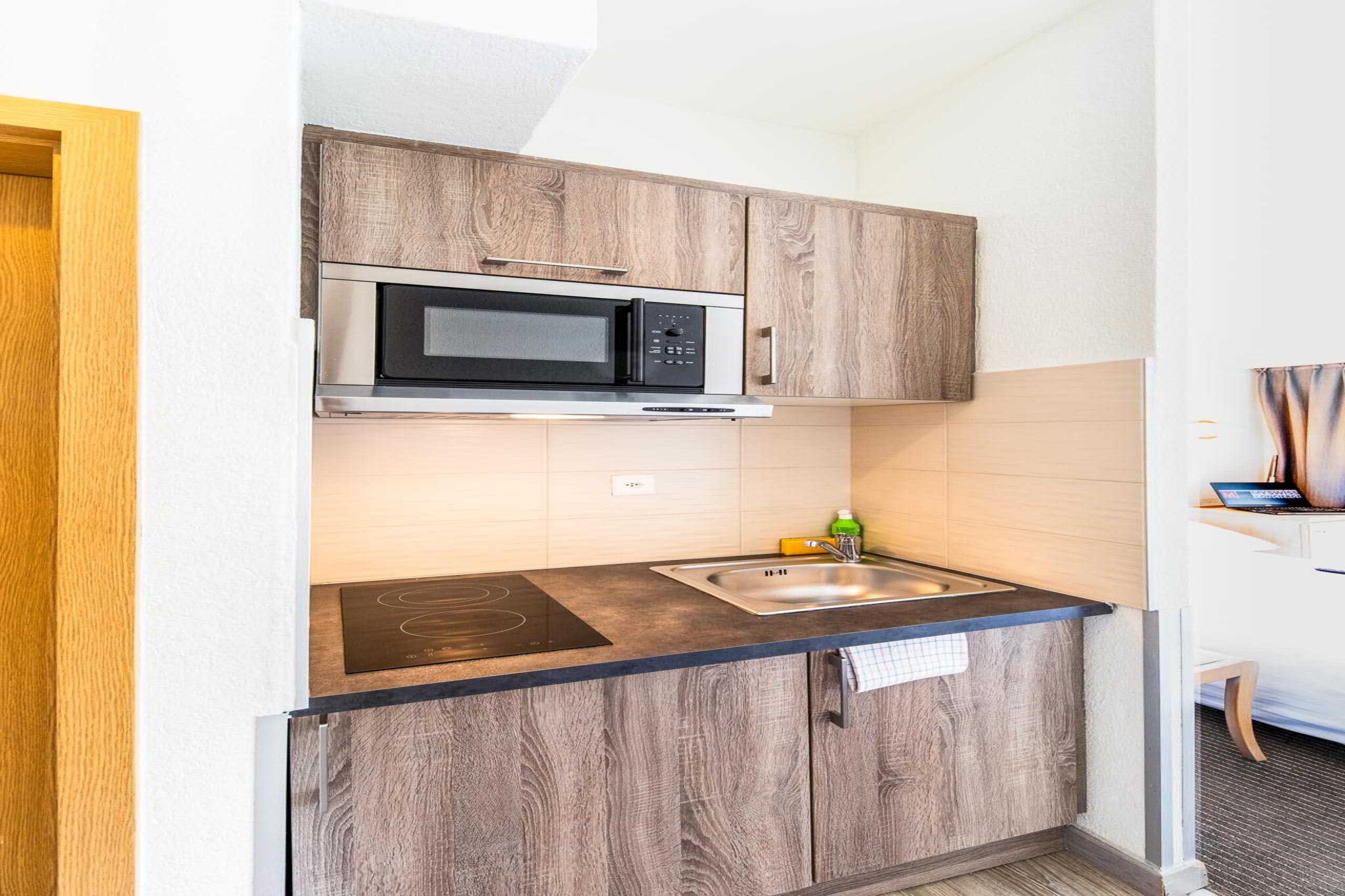 ðŸ“Checkmyguest offers you this modern 26m² flat, located on the 6th floor with lift, right in the heart of the Pâquis district in Geneva. Just a stone's throw from Lake Geneva, enjoy a comfortable and fully equipped setting for an unforgettable stay.
The flat's location means that you'll be able to get around the city quickly and easily using the many public transport options available: 
🚌 BUS: Monthoux (line 1,25 ), 2 minutes' walk away.
🚌 Bus station: Geneva Bus Station (BlaBlaCar Bus, Swiss Tours...), 4 minutes' walk away
🚉 Cornavin Station (trains to the airport, Lausanne, Zurich...), 7 minutes' walk away  
🚲 Publibike: self-service bicycle hire service
🚖 Taxis and VTC available in the area