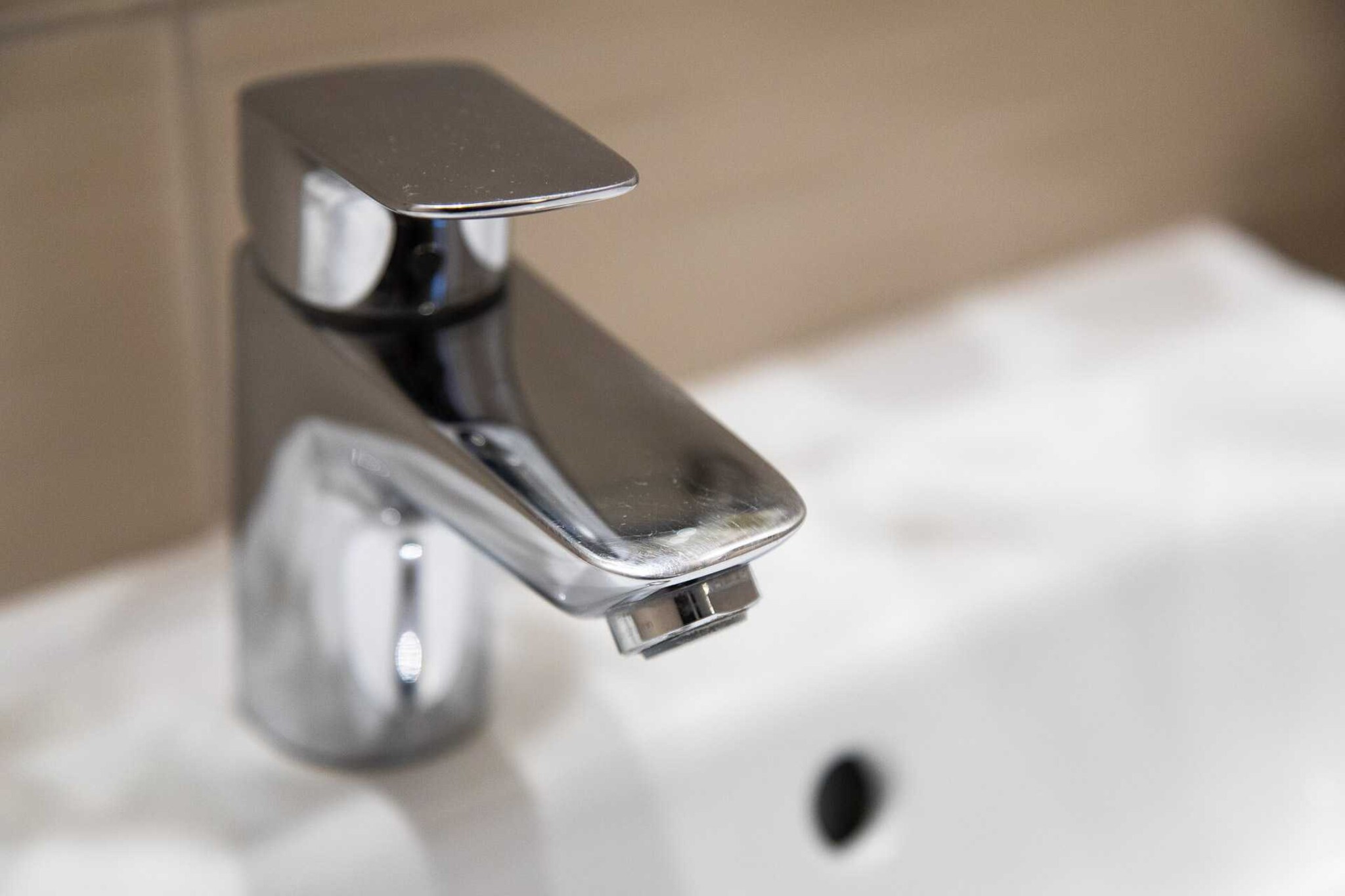 ðŸ“Checkmyguest offers you this modern 26m² flat, located on the 4th floor  with lift, right in the heart of the Pâquis district in Geneva. Just a stone's throw from Lake Geneva, enjoy a comfortable and fully equipped setting for an unforgettable stay.
The flat's location means that you'll be able to get around the city quickly and easily using the many public transport options available: 
🚌 BUS: Monthoux (line 1,25 ), 2 minutes' walk away.
🚌 Bus station: Geneva Bus Station (BlaBlaCar Bus, Swiss Tours...), 4 minutes' walk away
🚉 Cornavin Station (trains to the airport, Lausanne, Zurich...), 7 minutes' walk away  
🚲 Publibike: self-service bicycle hire service
🚖 Taxis and VTC available in the area