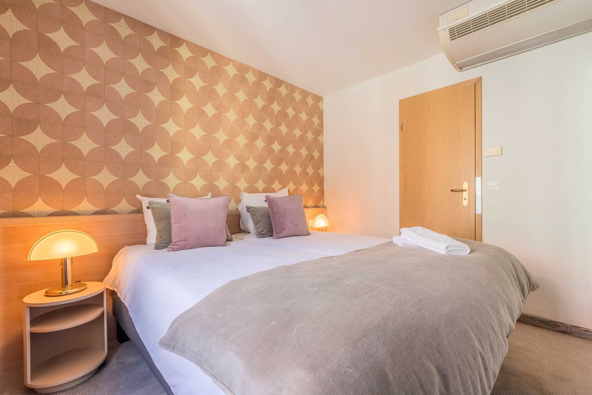 ðŸ“Checkmyguest offers this modern 26m² flat, located on the 3rd floor with lift, right in the heart of the Pâquis district in Geneva. Just a stone's throw from Lake Geneva, enjoy a comfortable and fully equipped setting for an unforgettable stay.
The flat's location means that you'll be able to get around the city quickly and easily using the many public transport options available:
🚌 BUS: Monthoux (line 1,25 ), 2 minutes' walk away.
🚌 Bus station: Geneva Bus Station (BlaBlaCar Bus, Swiss Tours...), 4 minutes' walk away
🚉 Cornavin Station (trains to the airport, Lausanne, Zurich...), 7 minutes' walk away
🚲 Publibike: self-service bicycle hire service
🚖 Taxis and VTC available in the area