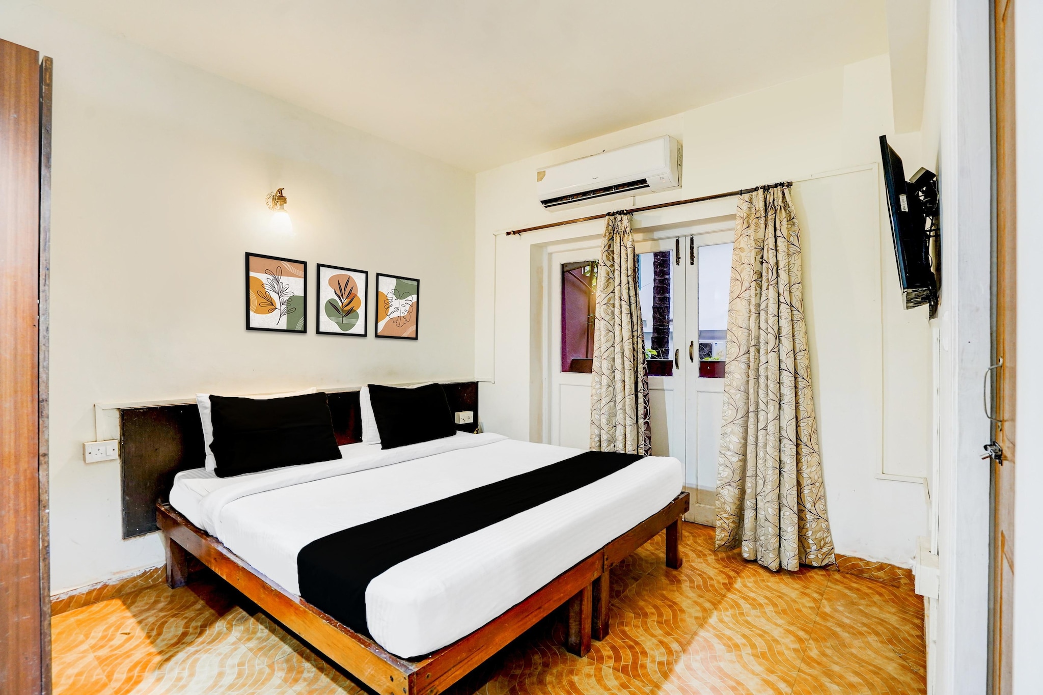 Cozy rooms with Pool Near Calangute Beach Goa