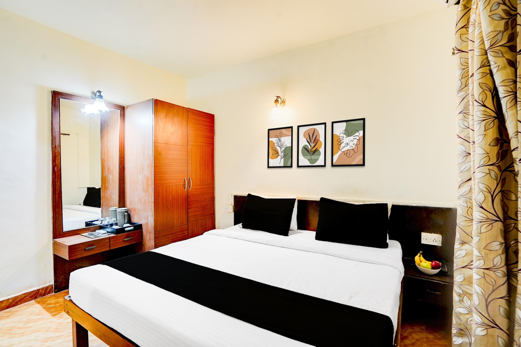 Ground floor: (bedroom(double bed, TV, seating area, electric kettle, balcony, air conditioning, telephone), bathroom(bathtub or shower, shower, washbasin, toilet, Towels incl., shampoo, body soap, hot water), Parking, swimming pool, lift)