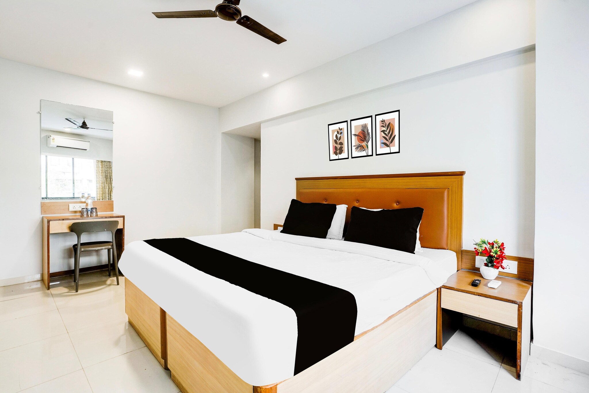 Ground floor: (bedroom(double bed, TV, seating area, bathtub or shower, shower, washbasin, toilet, air conditioning, lift, Towels incl., Laundry Package incl., telephone, shampoo, body soap, hot water, Floor mattress), bathroom)