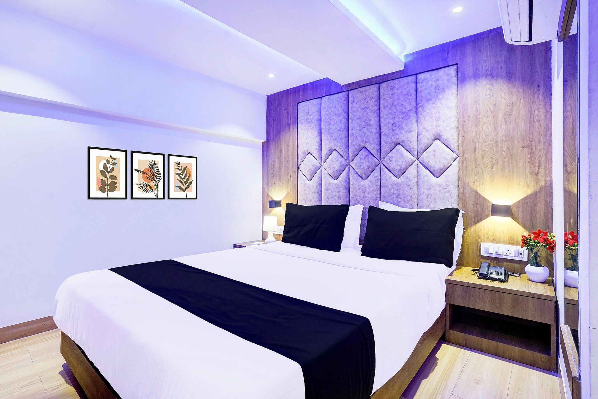Ground floor: (bedroom(double bed, TV, seating area, air conditioning, telephone, hot water), bathroom(bathtub or shower, shower, washbasin, toilet, Towels incl., shampoo, body soap, hot water))