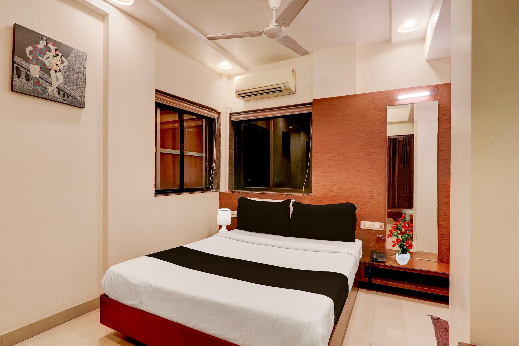 Ground floor: (bedroom(double bed, TV, seating area, bathtub or shower, shower, washbasin, toilet, air conditioning, lift, Towels incl., telephone, shampoo, body soap, hot water), bathroom)
