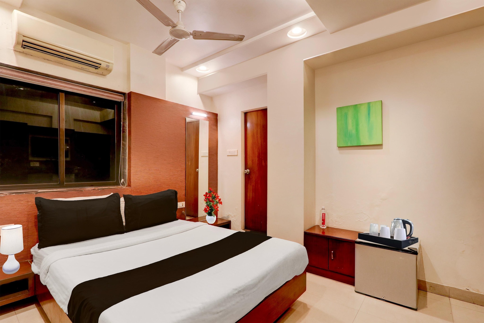Blissful Stays at Ramdaspeth Downtown is set in Nagpur, within 3.9 km of Vidarbha Cricket Association Stadium and 1.8 km of Deekshabhoomi. With a shared lounge, the 3-star hotel has air-conditioned rooms with free WiFi, each with a private bathroom. The accommodation offers room service and a 24-hour front desk for guests.
The units come with a TV with cable channels, a kettle, a shower, free toiletries and a desk. All rooms feature a safety deposit box.
Asian and vegetarian breakfast options are available at the hotel. The restaurant at Blissful Stays at Ramdaspeth Downtown serves Indian cuisine.
Ramakrishna Ashram is 1.8 km from the accommodation, while Zero Mile Stone Nagpur is 2.7 km away. Dr. Babasaheb Ambedkar International Airport is 6 km from the property.
Unmarried couples are warmly welcome at this property.
Guests with local ID proof are warmly welcome.
Early Check-In Policy: A full day’s room rate will be charged for check-ins before 6:00 AM. Complimentary early check-in is available between 6:00 AM and 10:00 AM, subject to room availability.
Check-in is only available to guests aged 18 and above. Please provide a government-issued ID to confirm your age.