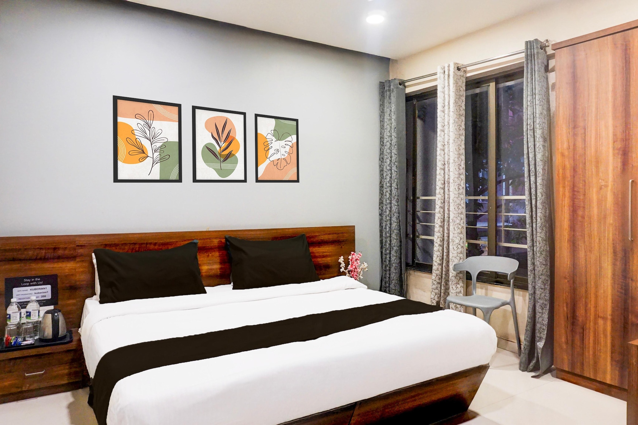 Ground floor: (bedroom(Reception, double bed, TV, seating area, bathtub or shower, shower, washbasin, toilet, air conditioning, lift, Towels incl., telephone, shampoo, body soap, hot water), bathroom)