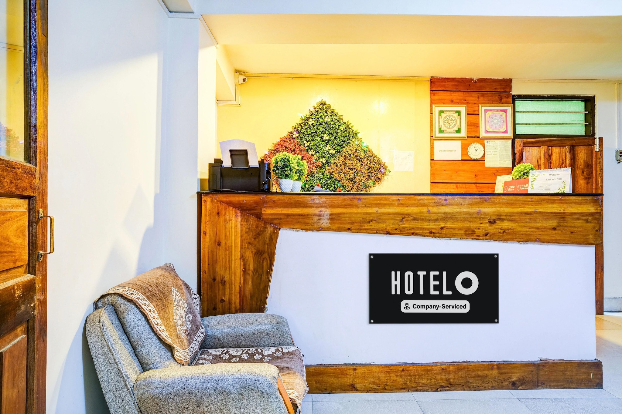 Ground floor: (bedroom(double bed, TV, seating area, bathtub or shower, shower, washbasin, toilet, air conditioning, lift, hairdryer, Towels incl., telephone, shampoo, body soap, hot water), bathroom)