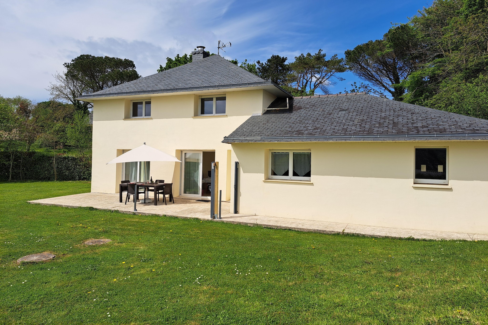 Maison de vacances Hanvec-Buitenkant zomer