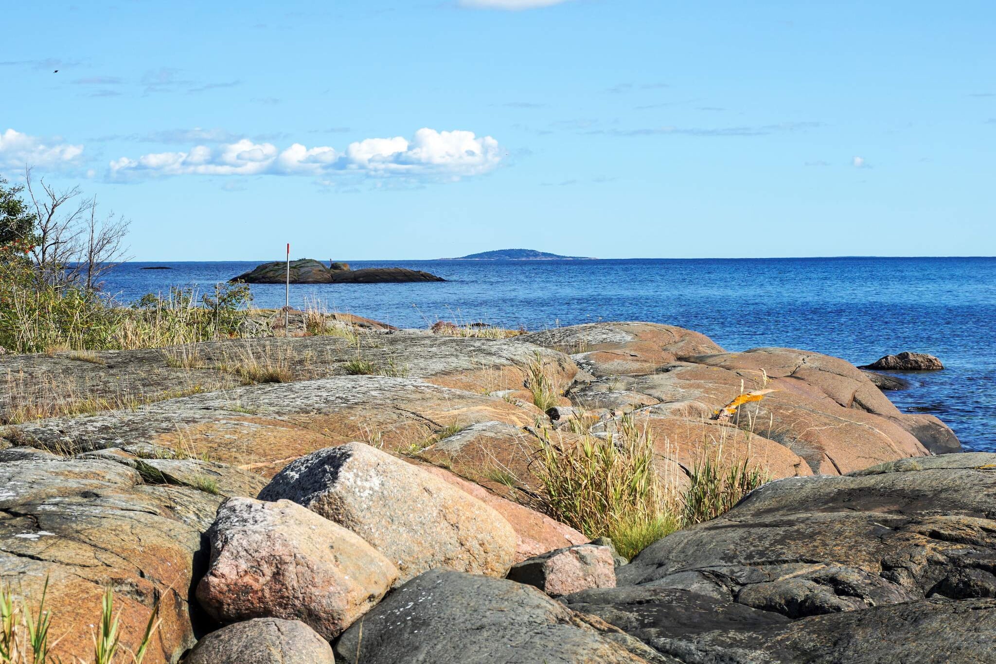 Annex: (double folding bed, 2x bunk bed)\n\nLiving room(2x single bed), Kitchen(cooker(electric), coffee machine, microwave, fridge-freezer), Living/bed room(TV(swedish TV channels)), bathroom(washbasin, shower, toilet), heating(electric), garden furniture, garden furniture, parking