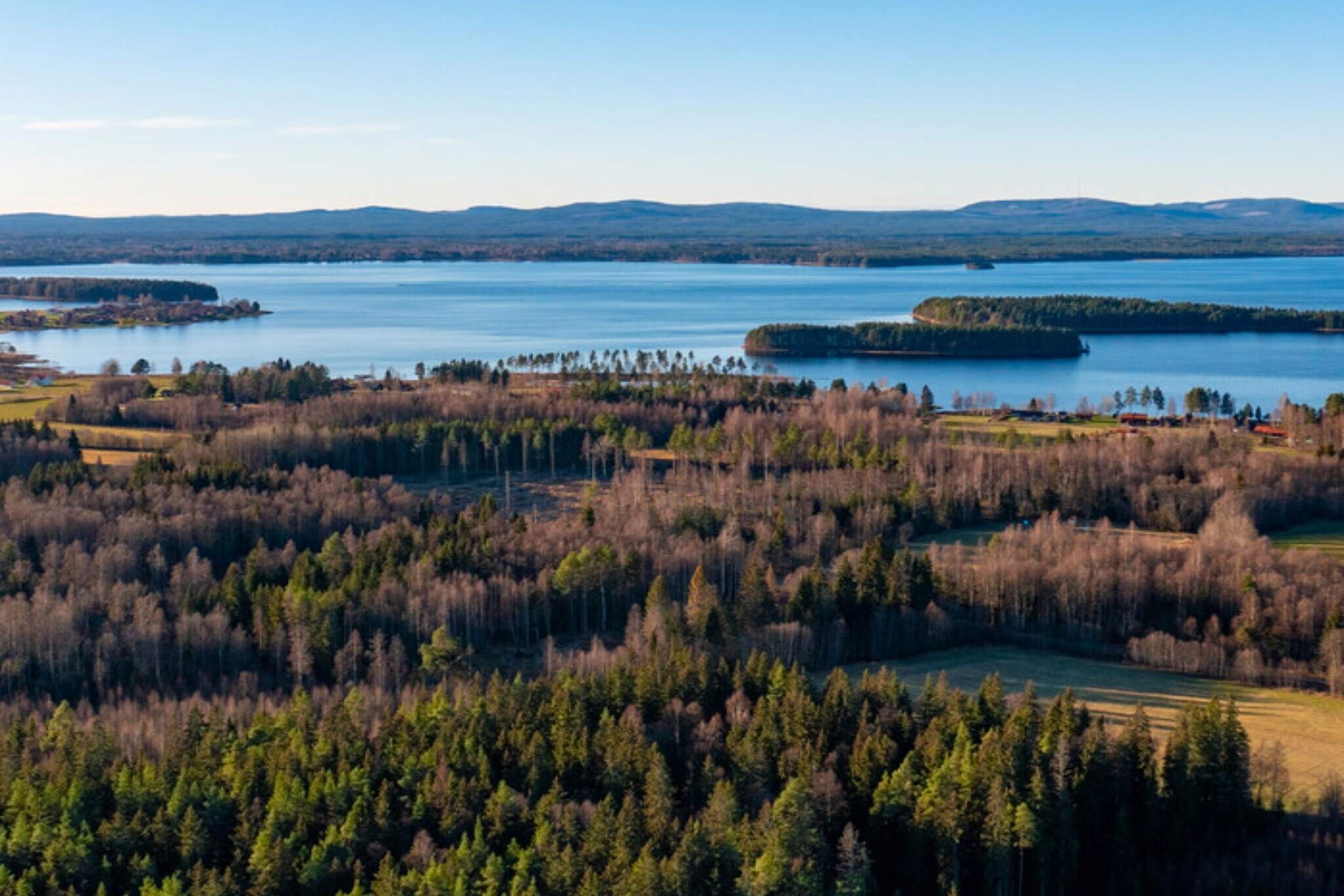 In the heart of Dalarna, you'll find this newly built cabin equipped with all modern conveniences. Surrounded by beautiful nature, itâ€™s just a short distance from the stunning Orsa Lake. The 65 mÂ² cabin features an open floor plan with a fresh, fully equipped kitchen, a spacious dining area, and a comfortable sofa perfect for relaxing â€“ which easily transforms into a cozy bed for two. On chilly evenings, you can enjoy the warmth of the centrally placed fireplace, adding both heat and ambiance. The cabin also offers Chromecast and WiFi for your convenience. Traveling with an electric car? Charging is available for an additional fee, payable on-site. The peaceful bedroom is furnished with a comfortable double bed, and the bright, modern bathroom includes a practical shower area. If youâ€™re a party of five, an extra bed can be placed in the living room upon request. The property owner lives on-site, and you have a convenient parking space right next to the cabin. Explore the local area and visit VÃ¥mhus GammelgÃ¥rd, where you can experience a collection of beautiful buildings dating back to the 18th and 19th centuries. During the summer, a charming cafÃ© is open. VÃ¥mhus has a rich handicraft tradition, and youâ€™ll have the opportunity to watch skilled artisans create items using traditional methods â€“ with a chance to purchase locally produced crafts as a keepsake of your visit.