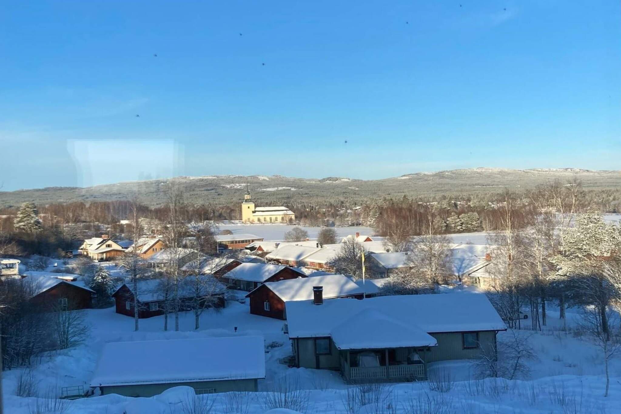 Internet Access DSL, Kitchen(coffee machine, microwave, dishwasher, fridge-freezer), Living/bed room(single folding bed, double folding bed), bedroom(double bed), bathroom(washbasin, shower, toilet, washing machine), heating(electric), parking, air to air heatpump