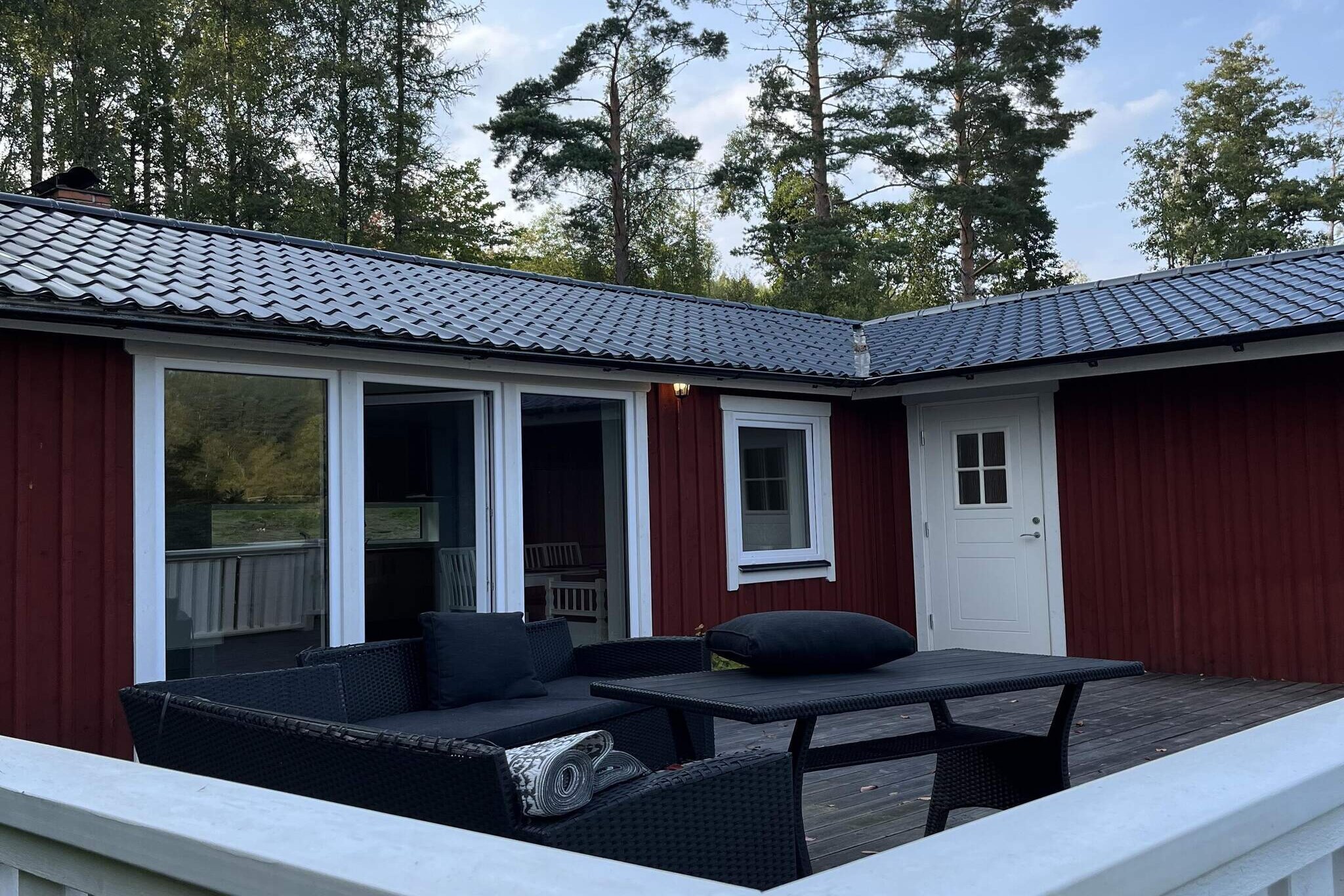 Welcome to your holiday paradise by Lake Ã–stra Ã–rten, located in the central parts of VÃ¤rmland. Here, you will find vast forests, open landscapes, and numerous lakes that invite you to both fishing and swimming. The cottage is brand new and very fresh, offering a stunning view of Ã–stra Ã–rten. It is spacious enough for a larger group or two families vacationing together, making it a perfect getaway. The house is equipped with most modern conveniences, and if you need to stock up on supplies, the town of Molkom is just a 20-minute drive away. The cabin features an open floor plan with a living room, where a large sofa provides a comfortable place to relax after a day of adventures. There is also a screen with Wi-Fi streaming access, a dining area, and a fully equipped kitchen. From here, you can step out onto the large furnished terrace, the perfect spot for dining and unwinding while enjoying the beautiful lake view. The cottage has two bedrooms, each with a double bed, as well as an additional bedroom with two bunk beds, where the lower beds are 140 cm wide. There is a separate WC with a washbasin and a larger bathroom equipped with a shower, WC, and washbasin. If you love VÃ¤rmland and all that this wonderful region has to offer, you will not be disappointed when booking your holiday stay in this cozy and well-appointed cabin. A warm welcome! ïŒ¿ï¡âœ¨