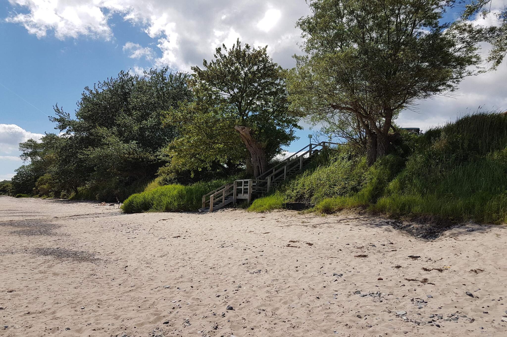 Internet Access DSL, Kitchen(cooker(2 ring stoves), coffee machine, oven, dishwasher, fridge-freezer), Living/bed room(double folding bed, TV, DVD player), bedroom(double bed), bedroom(double bed), bathroom(washbasin, shower, toilet, washing machine), terrace, garden furniture, air to air heatpump