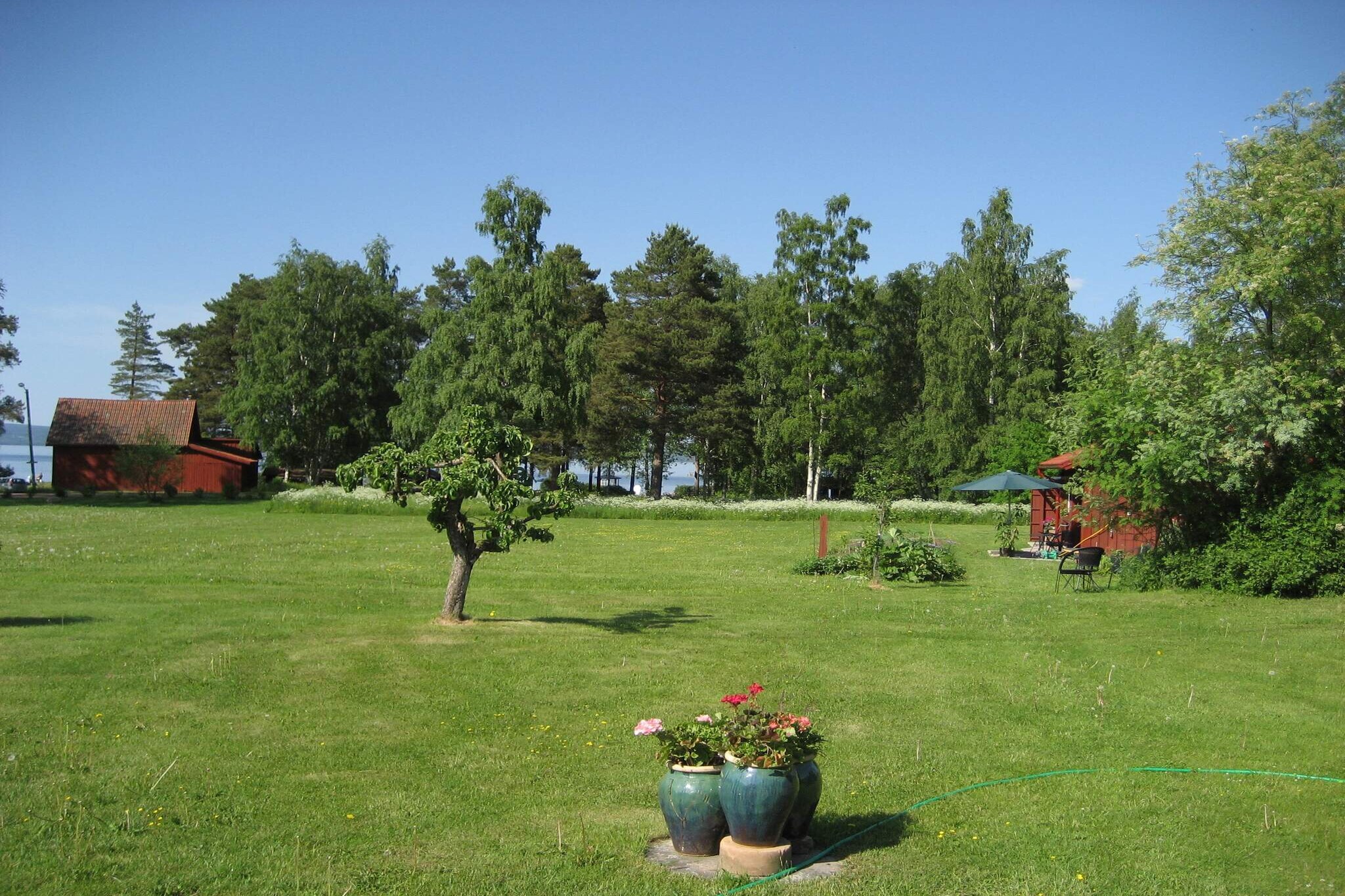 Charming Guesthouse by Lake Siljan – A Scenic Retreat in Laknäs, Near Tällberg Welcome to this cozy little guesthouse situated on a spacious lakeside property by Siljan, offering you the best of Dalarna with unmatched proximity to the water. The guesthouse shares the property with the main house but provides plenty of privacy, including a private outdoor seating area on the pier, perfect for peaceful mornings with a cup of coffee or long summer evenings by the lake. Though compact in size, the guesthouse is well-equipped for a comfortable stay of one or two weeks. On the ground floor, you will find a living area with a kitchenette, including a fridge, small freezer, and stove with an oven, as well as a dining area, a small sofa, and a bathroom. The sleeping loft features a double bed and a single bed, and if needed, the generous host can arrange an extra bed. If you require bed linen rentals or assistance with cleaning upon departure, simply speak with the owner. Explore Siljan and Tällberg Laknäs and Tällberg are the heart of Dalarna, where tradition meets breathtaking landscapes. From your guesthouse, you are perfectly located for both relaxation and activities, whether you want to enjoy the sparkling waters of Siljan or explore the area’s rich cultural heritage. Tällberg is renowned for its beautiful wooden hotels, stunning viewpoints, and cozy cafés. You can hike along scenic trails with panoramic views of Siljan or unwind at one of the traditional spa resorts. Nearby, the town of Leksand offers attractions such as Leksand Sommarland, an amusement park perfect for families, or traditional Midsummer celebrations, featuring folk costumes and Swedish fiddle music. For culture enthusiasts, the Zorn Museum in Mora is a must-visit, showcasing the works of Anders Zorn, one of Sweden’s most famous artists. Just outside Mora, you’ll also find Nusnäs, the birthplace of the iconic hand-carved Dala horses. Another highlight is Dalhalla, a spectacular open-air concert venue set in a former limestone quarry, where performances range from opera to rock throughout the summer season. Whether you're looking for a peaceful lakeside retreat or an opportunity to explore the culture and nature of Dalarna, this guesthouse is the perfect base for your stay by Lake Siljan. A warm welcome!