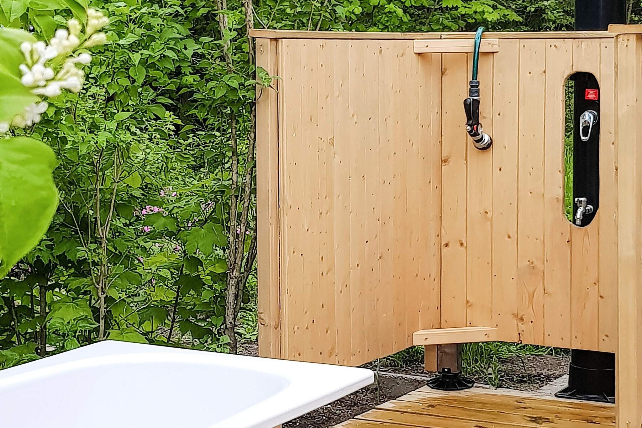 Annex: (single bed, 2x bunk bed)\n\nKitchen(cooker(electric), coffee machine, microwave, fridge-freezer, water from well), Living/bed room(TV(swedish TV channels)), bedroom(double bed), bedroom(double folding bed, TV(swedish TV channels)), bathroom(washbasin, shower, toilet), sauna(outside, 7 persons), garden, garden furniture, garden furniture, parking, geothermal energy, solar energy, air to air heatpump