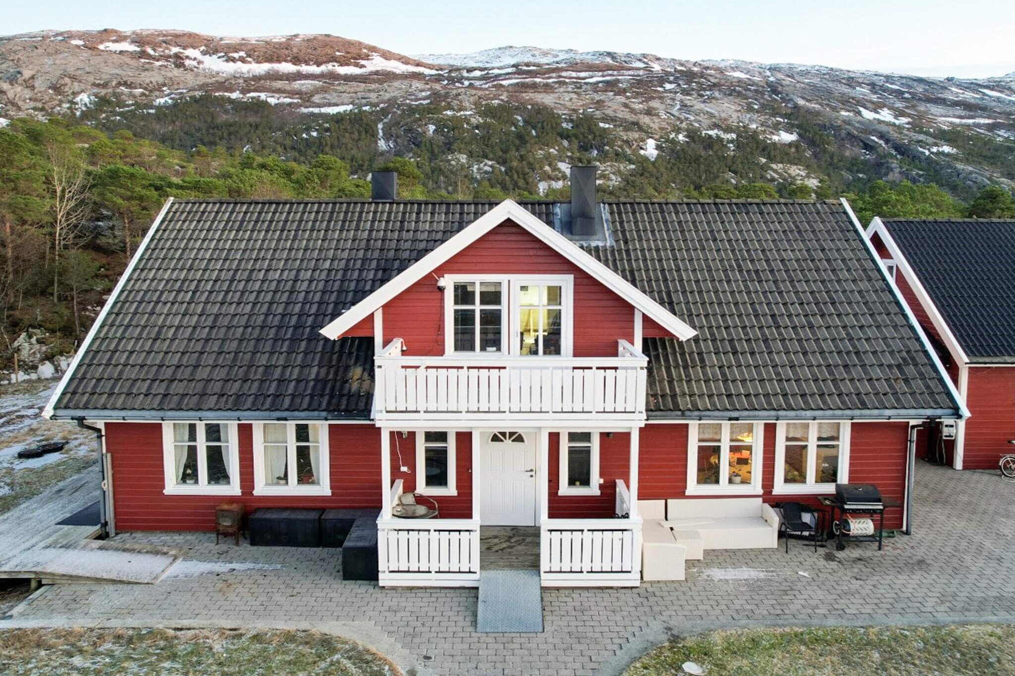 Great holiday home on a farm near the village of Forvik in Helgeland. For family holidays and anglers who want a fishing house with good sea fishing. Great hiking terrain. Handicapped accessible with wheelchair ramp at the entrance. The house, which is located on a farm with a working farm building and farm animals, is pleasantly furnished in a farmhouse style and where the kitchen and bathroom were renovated in 2005. On the ground floor is a kitchen, living room with large TV and many international channels, large bathroom with toilet, shower and underfloor heating and 2 bedrooms with 2 single beds. Wide sliding doors without a door frame. Up in the attic is a living room with terrace, 4 bedrooms with 2 single beds and a toilet room. All beds can be put together to make a double bed. Free high-capacity internet. 2 heat pumps and a wood stove in the living room that provides comfortable warmth. From the loft and the terrace upstairs there is a view of the sea 400 m below and on the bright nights in spring and summer you can enjoy the beautiful sunset on the horizon. At the entrance there is a warm sun area with outdoor furniture and a gas grill. In the garden there is a grill hut where the family can gather for fun and grilling. Here you can gather after the fishing trip and grill your own caught fish and enjoy the holiday feeling. Sunny outdoor area. The sea is rich in sea fishing and numerous fishing grounds. You can fish in the sheltered sound at Forvik or out in the open sea area outside. 19 foot Kværnø self-bailing aluminum boats with 50 hp engine, GPS, chart plotter and echo sounder can be rented from a local boat rental company, 650 m from the house. The boats are located at the floating dock and here is an indoor filtration bench with light and running water. The boats can be rented between 15.3-15.10 and must be booked in advance to be guaranteed a boat rental. In the vicinity there are large areas that invite hiking for the whole family. Up in the mountain behind the house there is a magnificent view of the sea and the many islands outside, of which the island of Vega is the largest. Day trips by car can be made to the coastal towns of Brønnøysund in the south with the mountain Torghatten which has a hole right through the mountain and is a tourist attraction and Sandnessjøen in the north. A car ferry goes to the island of Vega which is also worth visiting. Good parking at the house. A boat trip to Hamnøya outside with several idyllic sandy beaches is a great experience for the whole family. 400 m to a restaurant/coffee roaster and grocery store.