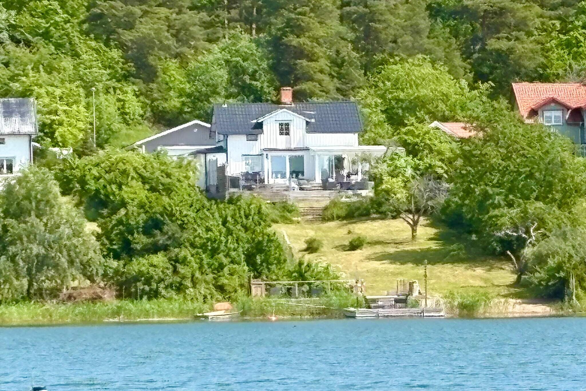 Internet Access DSL, Kitchen(stove(induction), coffee machine, oven, microwave, dishwasher, fridge-freezer), Living/bed room(double folding bed), bedroom(double bed), bedroom(double bed), bathroom(washbasin, toilet), bathroom(shower, washing machine), Bubble bath(outside, heated, 6 persons), heating(electric), garden furniture, garden furniture, parking