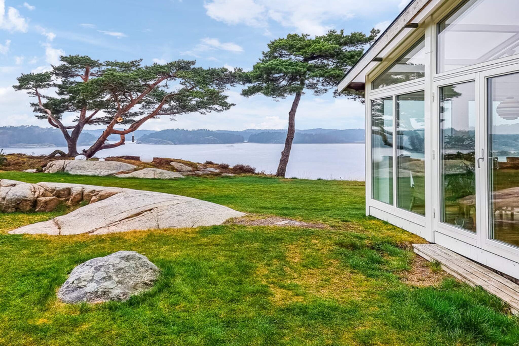 Annex: (double bed)\n\nInternet Access DSL, Kitchen(cooker(electric), coffee machine, microwave, dishwasher, fridge-freezer), Living/bed room, bedroom(double bed), bedroom(4x bunk bed), bathroom(washbasin, shower, toilet), bathroom(washbasin, shower(reachable from the outside), toilet(reachable from the outside)), washing machine, heating(electric), terrace, garden furniture, parking