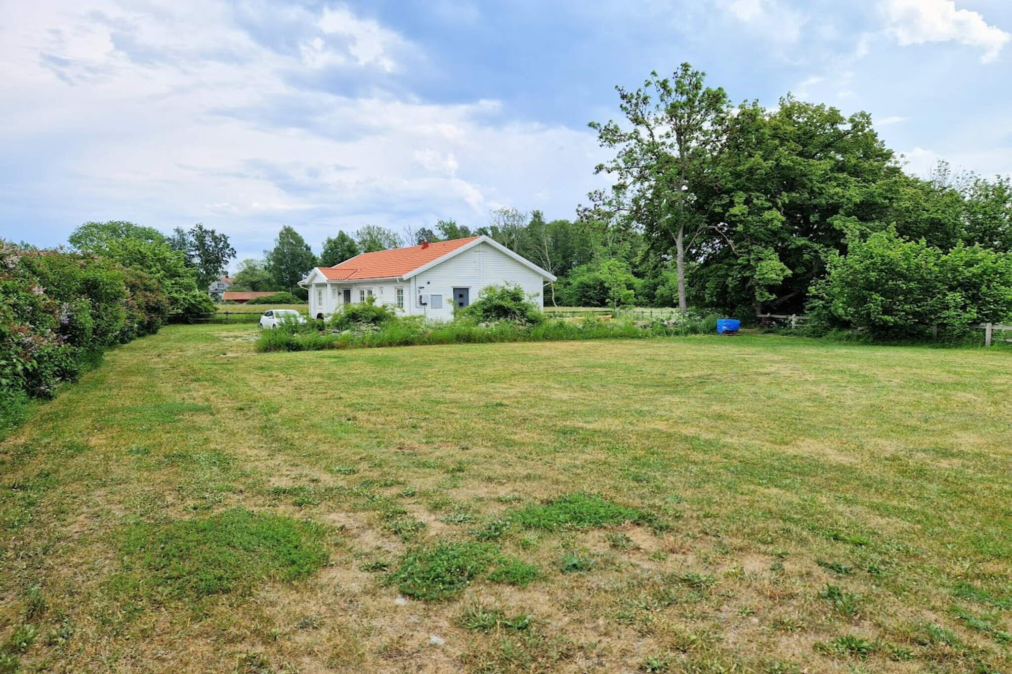 Wonderful newly built house in fantastic Byxelkrok within walking distance to both the harbor and the sandy beach. The house breathes freshness and is very nicely decorated. There is a large open living room with a living room and dining area. There is also a slightly smaller living room equipped with a TV. In the nice kitchen with dining area there is most everything you could possibly need. The house has four nice bedrooms. One with a double bed (180cm), the second with a smaller double bed (140cm), the third with a 90cm bed that can be pulled out and made up into a 180cm wide double bed. In the fourth bedroom there is a bunk bed where the lower bunk is 120cm wide. You have two fresh bathrooms with toilet, sink and shower. There is a laundry room with washing machine and dryer. The house is located in the middle of Byxelkrok but with a secluded and scenic location where you can enjoy the peace and the nice view. In the garden there is a dining area and sun loungers. There is a walkway that leads directly down to the beach. There is also a jetty at the nice shallow beach. In Byxelkrok you can stroll around and enjoy the nice atmosphere down by the lake cottages in the harbor. There are plenty of restaurants, shops and ice cream cafes. There is a beautiful pebble beach where many people enjoy an ice cream or a glass of wine at sunset. You are also not far from BÃ¶dabukten where you can enjoy miles of undulating beaches. Welcome to a wonderful house in beautiful Byxelkrok.