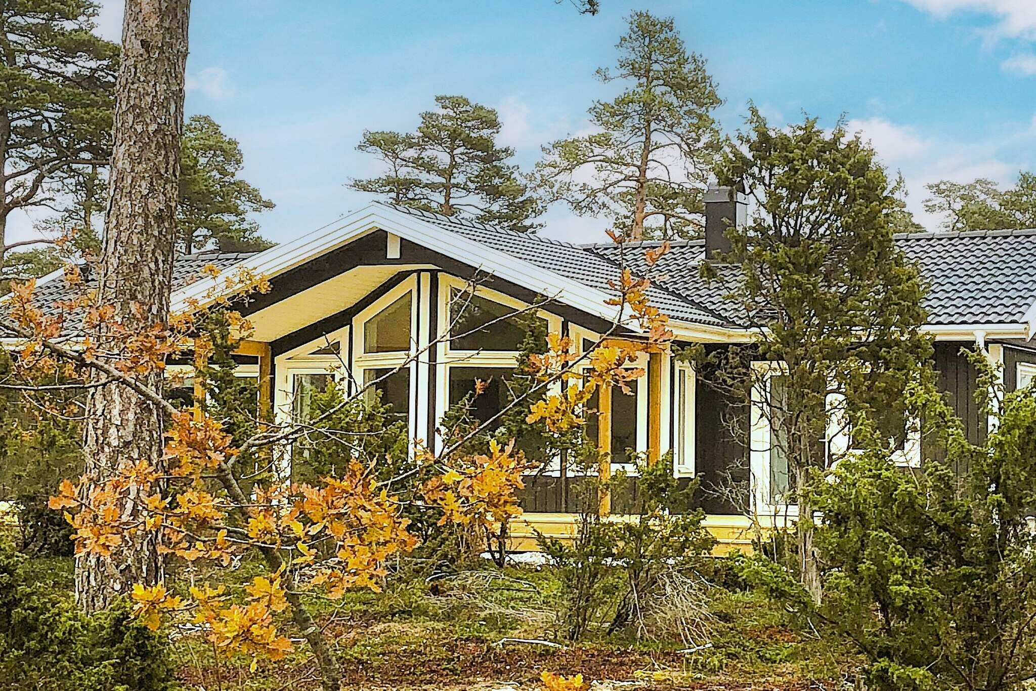 Welcome to Ljugarn! Gotland’s summer paradise that you simply must experience – blooming during the summer season! Here, you will stay in a beautiful and charming villa built in 2018, complete with a sauna and an adjoining guesthouse with its own kitchen and bathroom. Perfect for large groups who appreciate generous social spaces both indoors and outdoors while still having access to privacy. Conveniently located just a short distance from everything Ljugarn has to offer, including a fantastic sandy beach, restaurants, limestone formations (rauks), shops, and much more. Don’t miss this idyllic retreat! The property is situated in a peaceful and pleasant holiday home area, welcoming you with a large, lush natural plot perfect for play and relaxation, along with ample parking space. The main house features an open-plan kitchen and living room with a wonderful ceiling height. Here, you’ll find a cozy sofa group with a TV and a fireplace. The stylish kitchen is equipped with an induction cooktop, generous counter space, and everything you need – and more. From the living room, you can step out onto a lovely southwest-facing patio with a spacious wooden deck and various outdoor furniture, making it the perfect spot to enjoy delightful summer evening dinners! From the living room, you can access all the bedrooms, including a master bedroom with a double bed and a private bathroom with a shower, toilet, washing machine, and dryer. The other two bedrooms each have a single bed, with one of them also featuring a TV. The second bathroom, complete with a sauna, is conveniently located in the hallway near the entrance. The guesthouse offers comfortable accommodation as well, featuring a small private kitchen with an induction cooktop, a fridge with a freezer compartment, and a combined oven/microwave. It also has its own bathroom with a shower and toilet. Sleeping arrangements include a bunk bed and a sofa bed for two – a great setup for two families seeking privacy. Ljugarn offers plenty of activities, such as swimming at the beautiful sandy beach, exploring the limestone formations, shopping in local boutiques, enjoying waffles at Våffelmagasinet, or savoring delicious meals at Smakrike Krog and Bruna Dörren, two renowned restaurants on Gotland. For golf enthusiasts, Ljugarn’s Golf Course is just a few hundred meters from the property. Be sure to explore other parts of Gotland to discover your own favorite spots, but a visit to Visby is a must! Stroll along the historic Visby City Wall and through the rose-adorned alleys of Visby’s Old Town. If you’re traveling with children, don’t miss Kneippbyn – Pippi Longstocking’s summer and water park! Let the holiday begin!