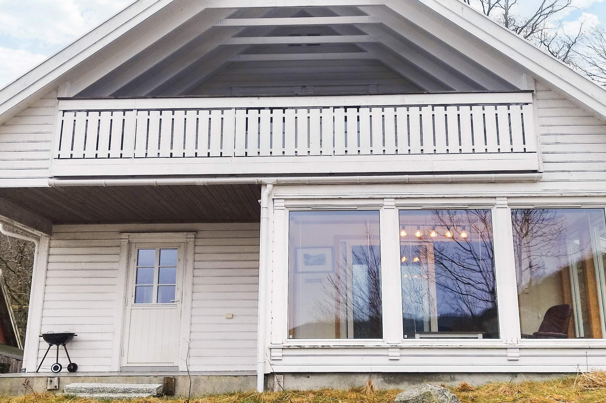 open kitchen(cooker(electric), hood, coffee machine(filter), waffle iron, microwave, dishwasher, fridge, freezer(140-199L), washing machine, high chair), Living/bed room(TV(norvegian TV channels )), bedroom(double bed, cot, cot), bedroom(single bed), bathroom(floor heating)(bathtub or shower, washbasin, toilet), heating(electric), garden furniture, BBQ, parking