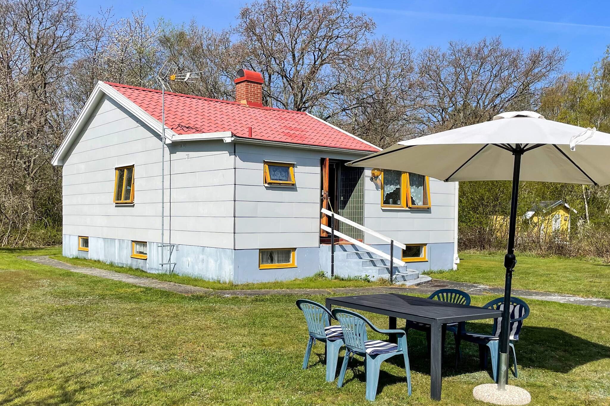 Kitchen(cooker(electric), coffee machine, microwave, fridge-freezer), Living/bed room(2x single bed, single folding bed), bedroom(single bed), bathroom(washbasin, shower, toilet, washing machine), heating(electric), garden furniture, parking, play equipment
