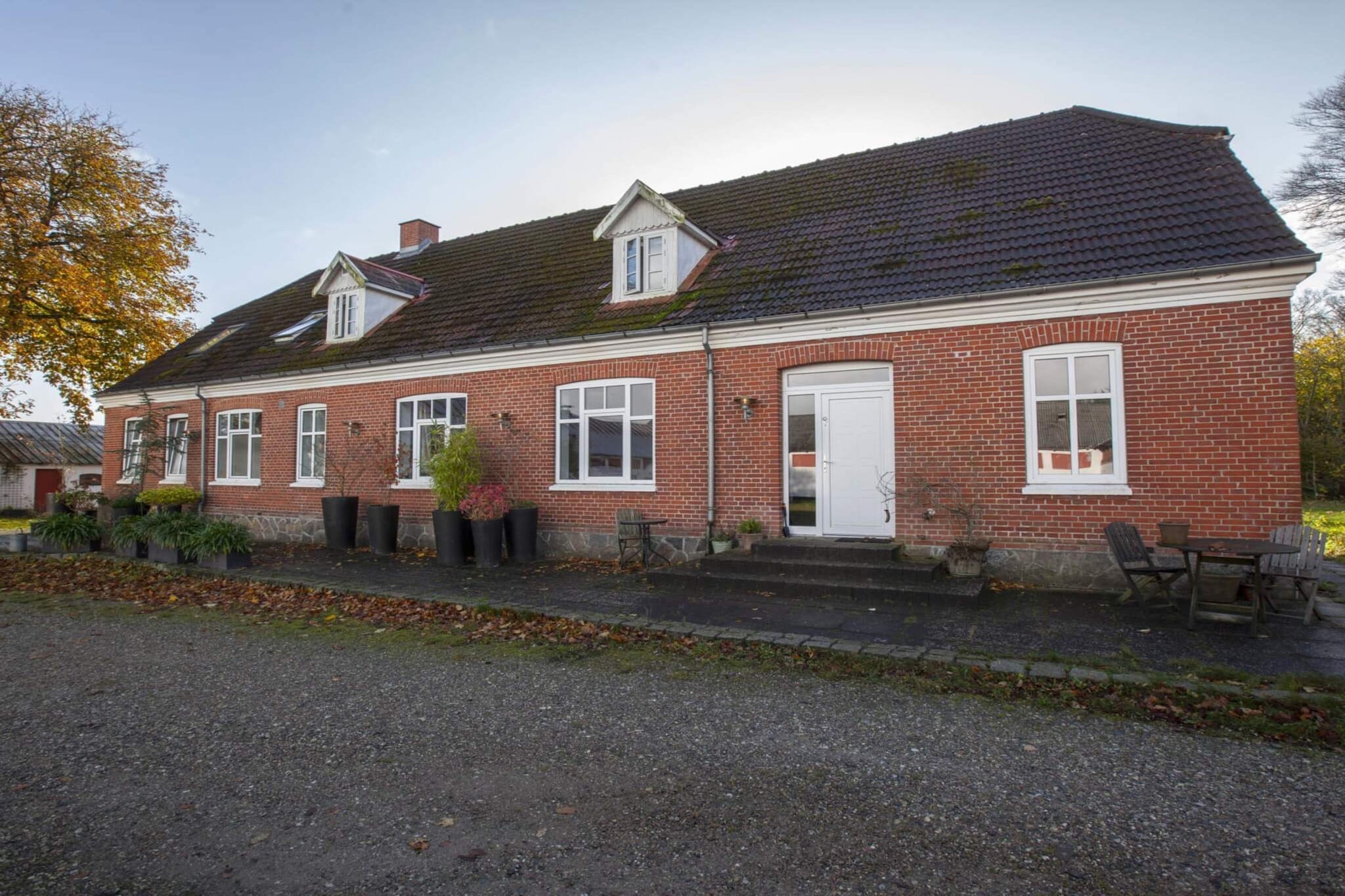 Vacation apartment for 8 people in scenic surroundings – bring your horse! Do you dream of a vacation in peaceful, rural surroundings close to Sæby and Lyngså? Here you have the opportunity to stay in a spacious and bright 130 m² vacation apartment, surrounded by beautiful nature and rich wildlife. The apartment is located on the first floor and can accommodate up to 8 people. The 4 spacious rooms are all equipped with comfortable beds and offer beautiful views of the scenic area. The open-plan living area creates a cozy atmosphere, with the kitchen, dining area, and living room all connected. The kitchen is fully equipped with everything you need, including a large fridge/freezer and a dishwasher. The bathroom offers ample closet space and a washing machine, so you can easily keep your vacation clothes fresh. Experience nature up closeThe farm is surrounded by 14 hectares of land, including a beautiful old beech forest with small paths, perfect for a relaxing walk. Here you can experience a rich animal and bird life with deer, fallow deer, foxes, badgers, and a wealth of bird species. As something quite special, you can observe breeding owls returning year after year from the apartment. On the farm itself, you will also encounter a wealth of animals, including horses, dogs, cats, and beautiful parrots. If you or your children would like to help feed the animals, this can be arranged with the owner. Bring your horse on vacationAs an extra option, you can bring your own horse, which can be accommodated in a separate paddock. This must be arranged separately with the owner. Please note that riding is only possible on your own horse. Enjoy an unforgettable vacation in idyllic surroundings, where relaxation, nature experiences, and wildlife go hand in hand.A refundable deposit might be charged closer to your check-in date. The security deposit ensures a smooth stay and covers any additional services or consumption charges.This deposit covers utilities consumed during your stay and any additional services that may be taken.The final amount will be adjusted based on actual meter readings, actual usage of extra services, and any remaining balance will be refunded within 21 days after checkout.This deposit simply acts as a prepayment for charges that  you would anyways pay for, ensuring a seamless stay and check-out experience.