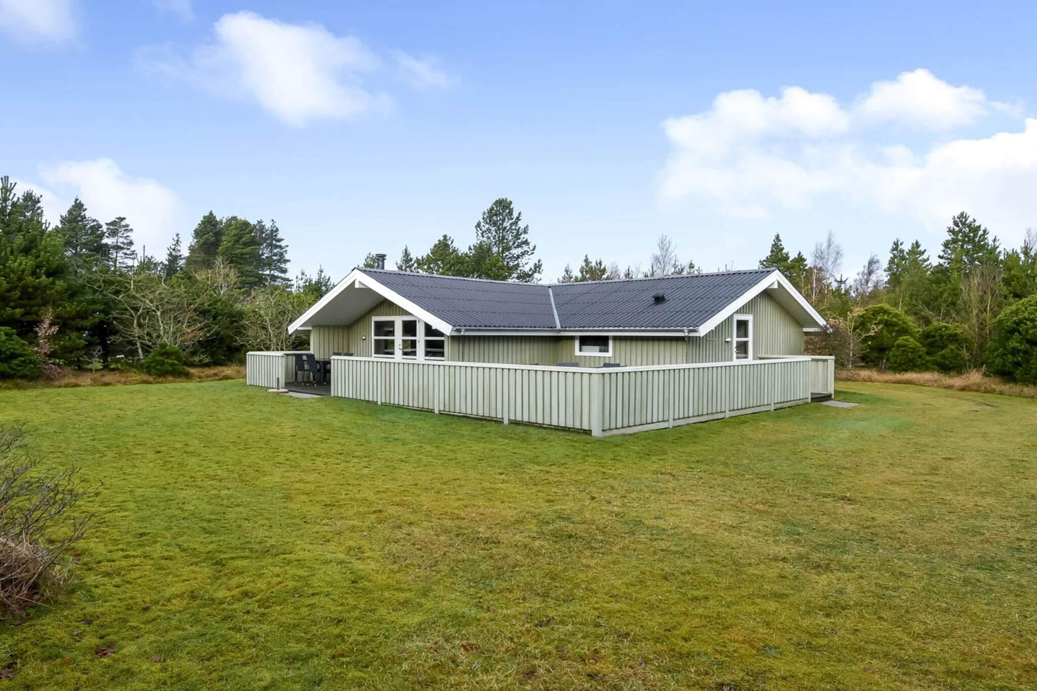 In beautiful Houstrup, you get a fantastic summer house on a charming and well-planted plot.
The vacation home offers 79 well-utilized square meters distributed across a lovely kitchen-living room with high ceilings, plenty of space, direct access to the terrace, and beautiful natural light.
In addition, the summer house has 3 good bedrooms. 
Houstrup is a summer cottage area located a little way back from the North Sea in peaceful surroundings.
The forest - Blåbjerg Plantage and a large protected nature area with dunes, white sandy beaches, and heather-covered heathland frame the summer cottage area in Houstrup. Here you will find summer cottages sheltered among large coniferous trees. The area is known for its many cycling and hiking opportunities in the forest, on the heath, by the beach, or in the dunes. In Houstrup, you can be completely yourself, as most holiday homes are located on large plots surrounded by trees. In the Houstrup area, you will also find the large Sea West holiday center with a water park, bowling alley, playground, restaurant, shopping, etc. It doesn't matter what time of year you visit Houstrup. In the fall, you can go mushroom hunting in the forest. A walk along the beach when it is really windy or rainy also has its charm. Houstrup Beach is a lovely wide white sandy beach with high dunes. Between the beach and the summer cottage area, there is a large protected nature area with heathland, dunes, and forest. In terms of shopping, Nørre Nebel is just 3 km away, Henne Strand is 10 km away, and Varde is 25 km away.