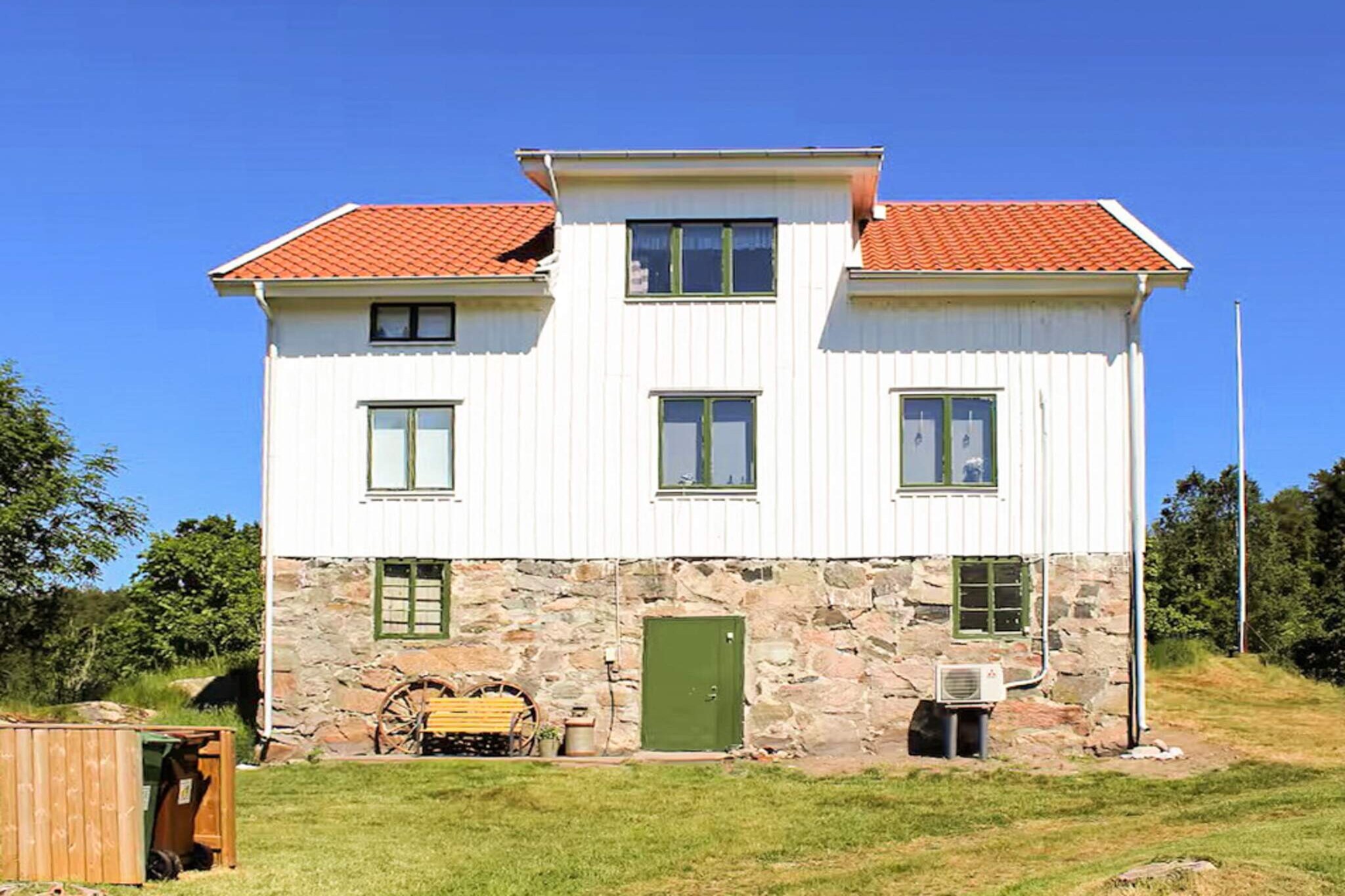 A warm welcome to a charming white house in the countryside near the sea. Here you live beautifully with a glimpse of the sea from the living room. Welcome to this small farm in Bokenäs, located in the scenic part of northern Bohuslän. Here, surrounded by magnificent nature, granite cliffs and heather fields, you will experience a peace that is difficult to find in the big city. The farm is the perfect place to relax and enjoy the beautiful summer climate, with the scent of honeysuckle floating in the air. You can rent the entire ground floor of this charming house with welcoming and rustic, with bright rooms and a homely feel. Here you can relax in the company of family or friends, just enough secluded but still close to all the beauty that the area has to offer. The upper floor is private and locked. There are plenty of beds. A total of 9 beds. One bedroom with a double bed 180 cm wide and with a single bed 120cm. The second bedroom has a bunk bed and a daybed, which becomes a double bed 160 cm when made up. In the living room there is a comfortable and substantial sofa for cozy evenings and which also becomes a double bed 180 cm when made up. The house has older charm and style. Furniture and decor are a mix of old and new but with a warm feel. The kitchen is spacious with plenty of seating. The kitchen has most everything you could need to cook all your meals on holiday. Outside there is a large garden where children can play, and you can enjoy a cup of coffee on the terrace while looking out over the garden and the beautiful pond. The nearby beaches offer wonderful days by the sea, and there are also cozy hiking trails for those who want to explore nature closer. Within a short distance you will find nice excursion destinations, bathing coves, flea markets where you can find unique things and restaurants with local food that will make your taste buds rejoice. Picturesque villages with their old buildings and genuine atmosphere invite you to walk and discover. The house is located on a family farm with several outbuildings and barns. These are for private use only. It is not suitable for small children to play in. The pond on the farm is beautiful, but please keep a watchful eye on small children. You can not swim in the pond. It is important to note that the farm is not connected to the municipal water supply, so during dry summers, guests are asked to save water. But with this said, our farm provides a perfect base for exploring the beauty of Bohuslän and enjoying the tranquility, far beyond the noise of the big city. You are warmly welcome to make yourself at home here!