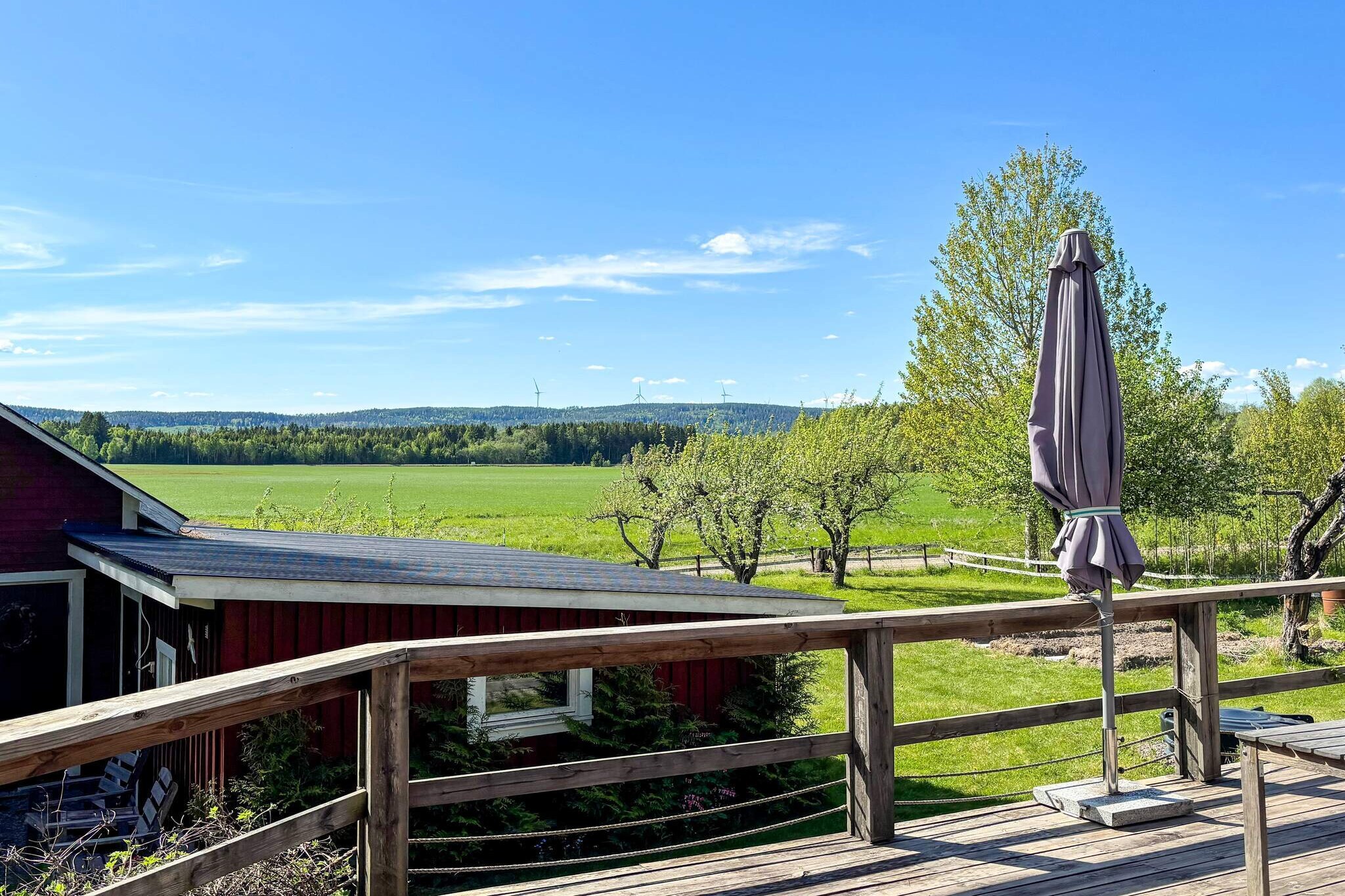 Welcome to VÃ¤stra Ã„mtervik This charming cottage in VÃ¤stra Ã„mtervik offers a peaceful and nature-filled retreat in the heart of VÃ¤rmland, surrounded by forests, lakes, and a rich cultural heritage. The main house features a cozy bedroom, a bathroom, and a fully equipped kitchen that opens up to a welcoming dining area. For extra space and privacy, there are two separate guest houses on the property â€“ one with a double bed and the other with two single beds, making it the perfect accommodation for families or friends looking to enjoy a tranquil getaway together. The spacious property invites both relaxation and social gatherings. You can start your day with a cup of coffee on the terrace, taking in the fresh air and birdsong, or end the evening with a barbecue as the sun sets. The surrounding nature is stunning, and you are not far from Lake Fryken, where you can swim or go fishing. Please note that a fishing permit is required if you wish to fish on the lake. Several attractions are within easy reach. A 40-minute drive takes you to MÃ¥rbacka, the beautiful home of Selma LagerlÃ¶f, where you can learn more about her life and literary work. Not far from there, you will find Rottneros Park, an impressive sculpture and flower park inspired by GÃ¶sta Berlingâ€™s Saga. For those traveling with children, or anyone who enjoys excitement and fun, Sunne Water Park is a popular destination with water slides and pools. The cottage is within walking distance of the BÃ¤ckebron railway station, making it easy to travel to the cottage for those traveling by train. In winter, you can go skiing at Ski Sunne, while HovfjÃ¤llet Nature Reserve offers scenic hiking trails and cross-country skiing tracks in an untouched mountain landscape. For a unique skiing experience, Torsby Ski Tunnel provides indoor cross-country skiing all year round. This cottage is the perfect base for anyone looking to enjoy VÃ¤rmlandâ€™s beautiful landscape, explore its fascinating cultural heritage, or simply relax in a peaceful environment. Whether you seek adventure or tranquility, there is something here for everyone.