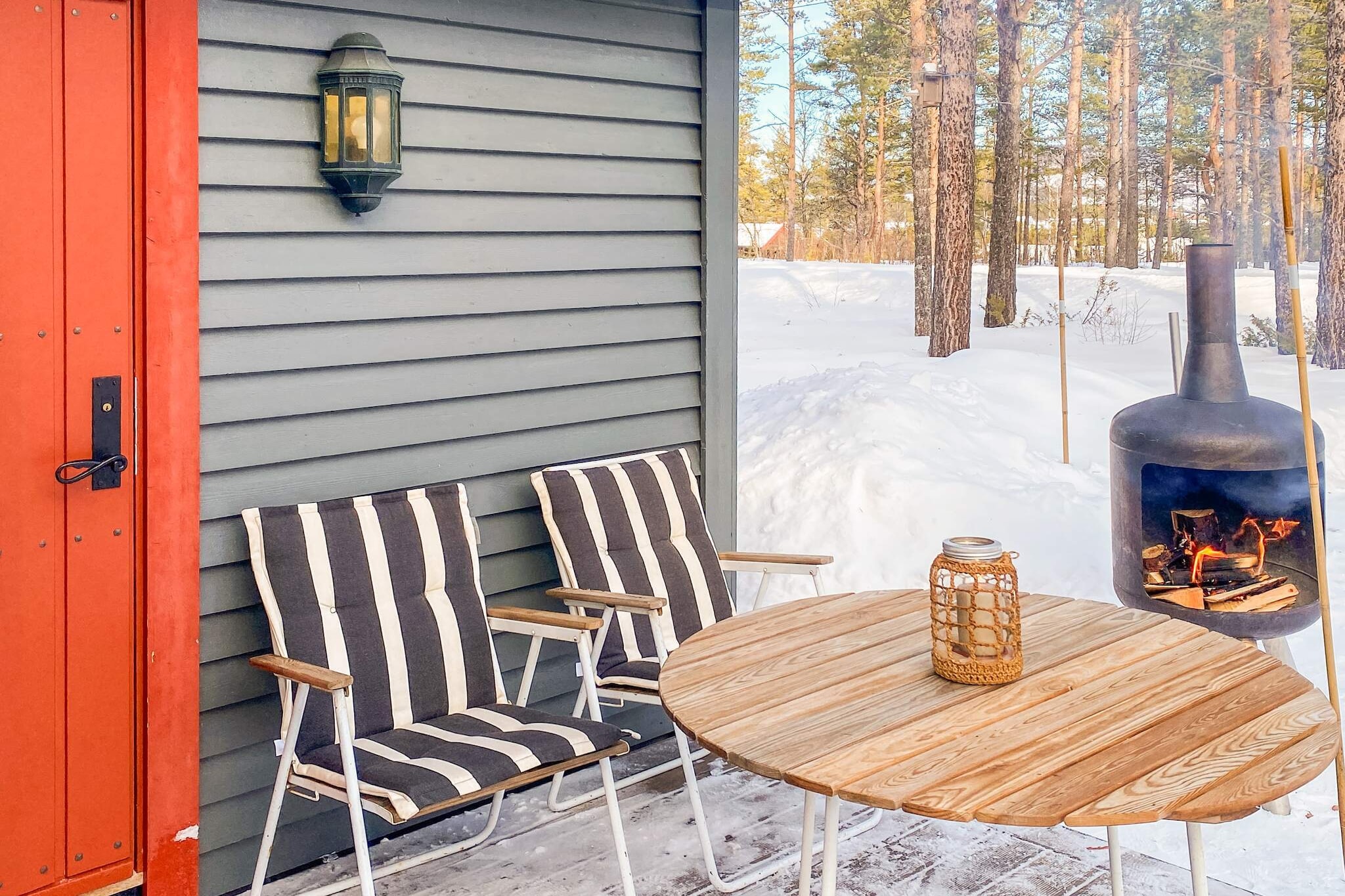 Internet Access DSL, open kitchen(cooker(electric), hood, coffee machine(filter), microwave, dishwasher, fridge, freezer(100-139L), tumble dryer, washing machine), Living/bed room(17 m2)(TV), bedroom(2x single bed, cot, cot), bedroom(3x bunk bed), bathroom(floor heating)(bathtub or shower, washbasin, toilet), heating(electric), terrace(28 m2), garden furniture, parking, outdoor fireplace