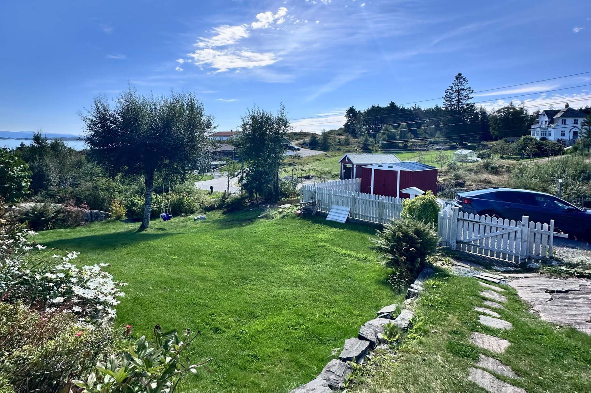 Welcome to a bright and cozy holiday home with a large garden at the southern end of the fish-rich archipelago and with a panoramic view of the fjord and islands. The holiday house is nicely furnished and from the large windows in the living room you can enjoy the panoramic view over the fjord and mountains. Well-equipped kitchen. In the living room, there is a wood stove to heat the cabin on cold days; firewood is bought from the shop 2 km away. The master bedroom has a double bed, the second bedroom has a pull-out sleeping solution for two guests. You need to go through the second bedroom to get to the third, which has a family bunk set up for 2 guests. By the kitchen, there is access to a small terrace. There are several good seating options with the conservatory or patio, and a outdoor fireplace. There are beautiful sandy beaches for å dip in the sea five minutes' drive away, at the Panorama hotel (public beach). From the holiday home, there is only a five-minute walk to the marina where you can rent a Yttern boat. The owner has tips for good fishing spots. Covered filleting area for fish with light and running water. Great hiking opportunites in the area on marked hiking trails in beautiful nature. The holiday house is a good starting point for city trips to Bergen with its many tourist attractions such as the fish market, Fløyen, Bryggen, Ulriken and the art museums.