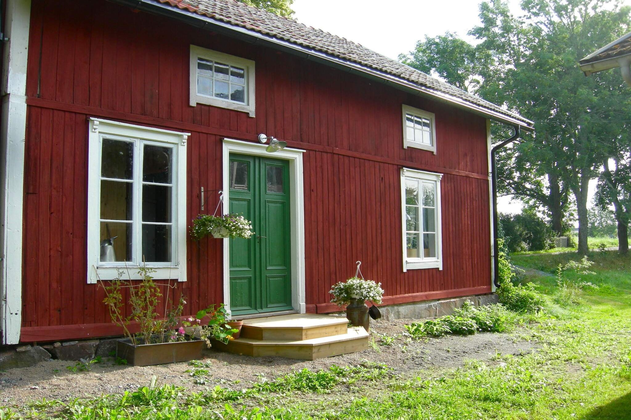 Welcome to Väddö in Norrtälje and this old farm from the early 19th century with a Bullerby feel, where you live comfortably in this charming house renovated in 2012. Here you live surrounded by beautiful meadows and a stone's throw from Lake Bornan with a sandy beach, with a convenient distance to the archipelago, beautiful nature and service! In this lovely farm environment you can find peace and quiet, listen to the silence and birdsong. The accommodation is part of a farmstead. You have your own separate garden with outdoor furniture. In the kitchen there is a nice dining area and an old wood stove, otherwise equipped with what you need. In the bedroom there is a soapstone stove whose crackling fire provides inspiration for reading and conversation in a nice sitting area, as well as two single beds where you sleep comfortably. In the second bedroom you can socialize on two comfortable sofas, one of which is a sofa bed for two people. There is also a bunk bed with the remaining two beds. From this bedroom you reach the large bathroom with shower, toilet and sink. In the entrance there is a guest toilet with sink. The farm is very beautifully situated with the grounds sloping down towards Lake Bornan, close to the Åland Sea and large forests. Here you can take a morning swim in a calm lake, be close to dramatic sea bathing and pick mushrooms and berries in large forests. Take peaceful forest walks in the nature-protected troll forests around Lake Bornan or hike on the Roslagsleden trail along the sea on Väddö. In the immediate vicinity there is Ortalabruk - an old ironworks from the 17th century, there is the opportunity to play tennis, paddle and rent a boat in Älmsta and play golf at Väddö golf course. In the nearby town of Älmsta there are several shops; a large grocery store, pharmacy and several restaurants and a Maritime Museum which is well worth a visit. If you want a larger selection, there is everything you could possibly need in central Norrtölje, which in itself is worth a visit! A half hour drive away is Grisslehamn on the Sea of ​​Åland with a fishing port – smokehouses, Albert Engström's museum, café, restaurants and the Eckerö Linjen.