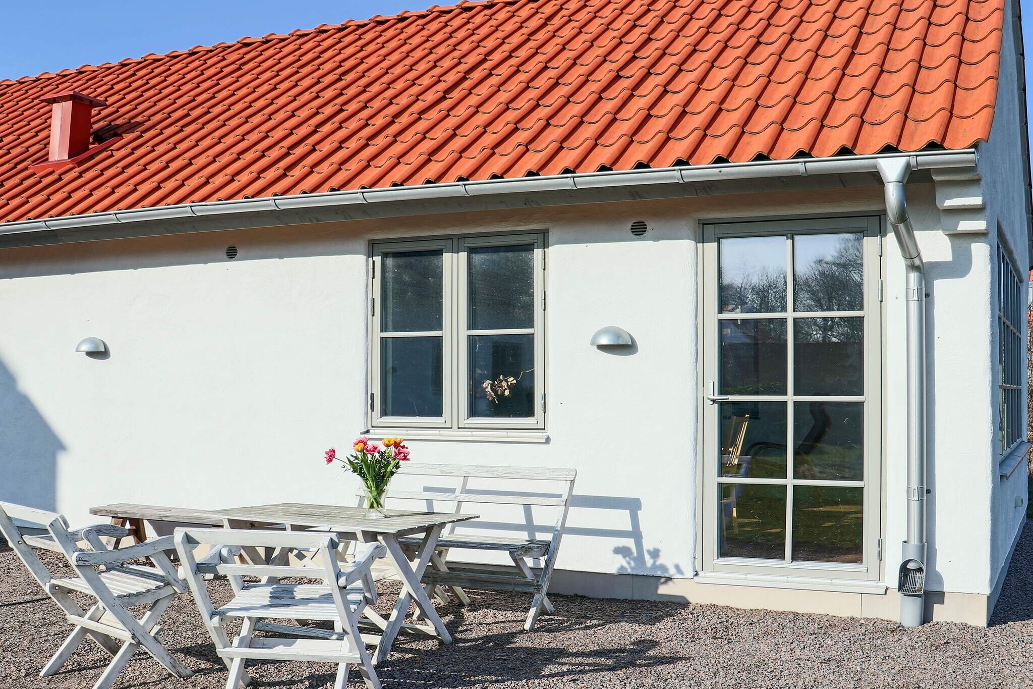A modern and fresh house in a very good location on the outskirts of beautiful Steninge. The house is situated high up with a lovely view of the open landscape. You have your own patio with outdoor furniture and a barbecue. A short bike or car ride takes you to the Steninge coast, which is alternately dramatic and beautiful. There are several small bathing coves and scenic walking areas. The house is newly built next to the owner's garage building. You have a bright and beautiful living room and open kitchen. There is a dining area and comfortable armchairs. The large windows have a lovely view of the open meadows. The kitchen is well equipped with a dishwasher. The bathroom is fully tiled with a shower. Up a spiral staircase you reach the sleeping loft which has two single beds. You have your own part of the owner's plot with outdoor furniture and a charcoal barbecue. The house is located in a fantastically scenic location in Steninge church village, close to the beach in Steninge. You cannot miss visiting GÃ¶sta's restaurant and cafÃ© or Kuststationens cafÃ©. A little further north you will find the small bathing bay Glassvik. Here you will find fantastically beautiful and unique nature and rich bird life. The small beach is particularly suitable for families with children and those who want some peace and quiet. Just south is the community of Haverdal. Visit SÃ¤rdals kvarn, which has both a cafÃ© and a shop. It is only a short drive to Halmstad. Here you will find a wide range of entertainment with many restaurants, cafÃ©s and a wide range of shops, art and nature. Experience TylÃ¶sand's vibrant swimming and entertainment scene. Hike on Prince Bertil's path from Halmstad Castle to Ricardo's ice cream cafÃ© in MÃ¶llegÃ¥rd. For those interested in golf, there are a number of golf courses in the surrounding area. It is also a short drive to the summer town of Falkenberg. Here you will find many nice small cafÃ©s, restaurants and shops.