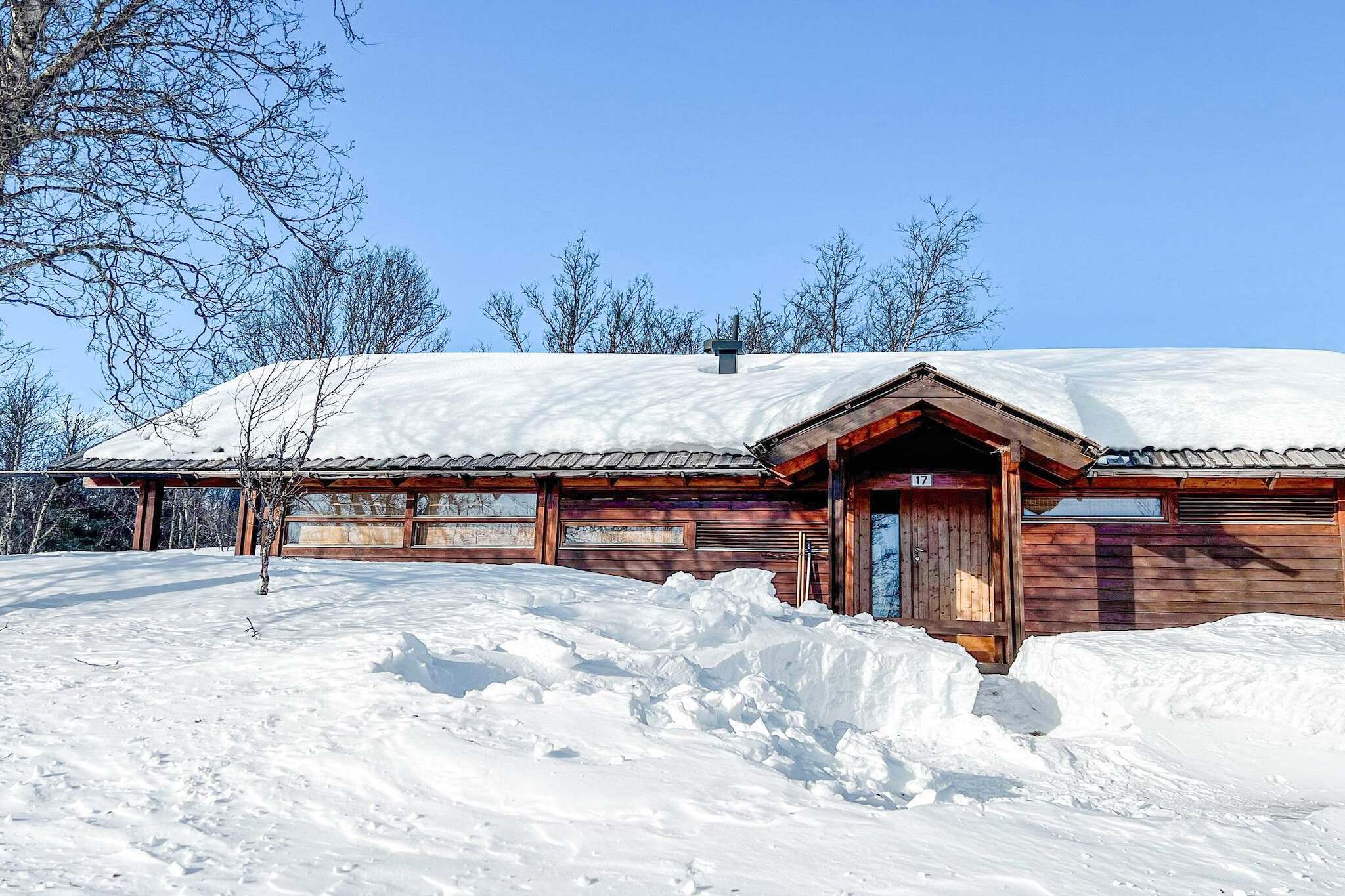 Cozy family cabin in scenic surroundings at Ål in Hallingdal, located at 960 meters above sea level with a view of Hallingskarvet. Natural plot with fire pit, barbecue and lots of sun. The cabin has 3 bedrooms, one with a double bed and two with bunk beds, as well as a loft with 2 additional beds, preferably for children. Bathroom with sauna, fully equipped kitchen with dishwasher, cozy dining area and living room with wood stove. There is a TV monitor without channels but with a cable to connect via phone or PC. There is no internet in the holiday home. Please feel free to borrow games, magazines and books. Right outside the cabin, you can put on your cross-country skis and go straight onto fantastic cross-country ski trails, in a trail network that stretches from Bergsjø in the west to Torpo in the east. Short drive to Ål ski center (10 minutes) or Geilo (30 minutes). Ål ski center has snow cannons that always ensure 13 km of well-groomed slopes of varying difficulty. Ål is known for the Svarteberg slope, one of Norway's best giant slalom slopes. This is a route that both the men's and women's national alpine skiing teams have frequented. In addition, it is also one of Hallingdal's best slopes for beginners and children, with a free lift in the children's area. In the summer months, you can swim in warm mountain lakes or try trout fishing in the rivers. There are kilometers of nice gravel roads for hiking or cycling in the mountains. You need to bring your own bed linen and towels. The cabin is not let to youth groups Fekjastølvegen toll road costs NOK 70 per pass (2025), automatic debit or payment by card on site.