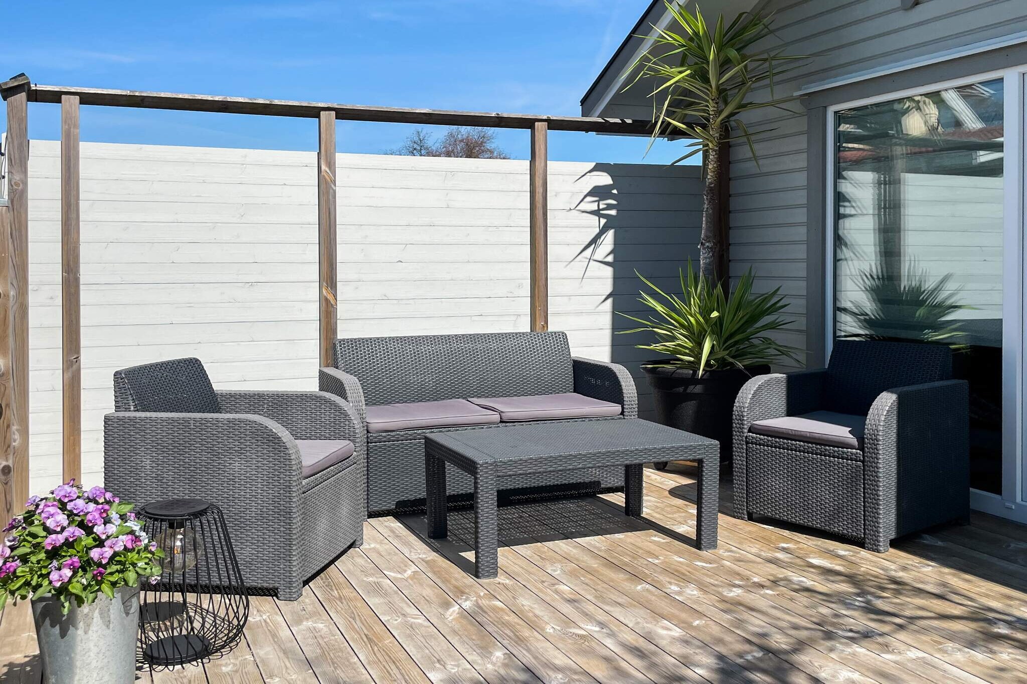 On beautiful HasslÃ¶, activities such as golf, hiking, sun &amp; swimming can make your holiday unforgettable. Bridge connection to the mainland but with the boat traffic, which runs daily, you can easily go to the naval city of Karlskrona for attractions, shopping and events. A very nice house on the owner's plot with its own patio in a sheltered location. Perfect accommodation for the small family, friends or couple who want to enjoy a shorter or longer stay in a genuine archipelago environment. The area of â€‹â€‹the house is very well planned and feels spacious despite its limited size. The small kitchen is well equipped for your own cooking and a table with bar stools for two. High ceilings make the space in the living room large with large opening glass panels towards the furnished patio. The sofa bed in front of the TV with chromecast to watch your own program selection, free Wifi is available. A smart solution with a pull-out ladder, although a bit narrow and steep, to the sleeping loft with a double bed and sea view. The bathroom has a shower and washing machine in addition to a toilet and sink. A high chair and travel cot can be borrowed from the owner on site. Active or quiet holiday? There is something for everyone here. A child-friendly sandy beach with chalky white sand and play equipment is within cycling or walking distance in Sandvik badplats. Also close to the summer open restaurant in Garpahamnen. Tennis, boules and paddle courts in the area. There is also a larger, newly built, public playground for children. Welcome to the Blekinge archipelago and &quot;Little Hawaii&quot; as the island is called.