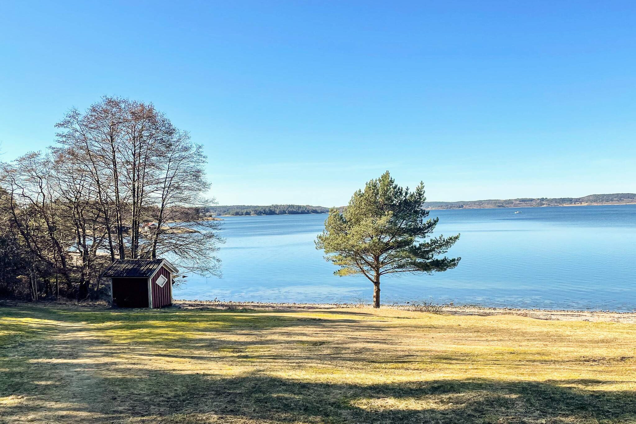 Ã–dsmÃ¥l and its surroundings offer a beautiful west coast idyll where lush nature meets the salty breezes of the sea. The small cottage surprises with its space despite its small size and is located in a smaller cottage area with a rural idyll around the corner. The living room and kitchenette flow together in an open plan. A small sofa bed offers extra sleeping space, while the bedroom without a door has a double bed. The bathroom is modern and fresh with fully tiled walls, toilet, washbasin and shower. The washing machine is in a small room with an entrance from the bedroom. The balcony with sun for much of the day has outdoor furniture, a ball grill and sun loungers - a perfect place for lazy afternoons or barbecue evenings in the fresh air. Close to services, entertainment and shopping in Stenungsund, 5 km with a large shopping centre. Take the free car ferry over to Orust and visit the charming archipelago communities of MollÃ¶sund, HÃ¤lleviksstrand or KÃ¤ringÃ¶n. To the big city of Gothenburg with the well-known amusement park Liseberg, 55 km. An unmanned convenience store two kilometers away means that most things are close at hand, while larger purchases can be easily made in Stenungsund. For those who long for the sea, it is only a seven-minute drive to salt-splashed views and cliffs where you can enjoy the west coast.