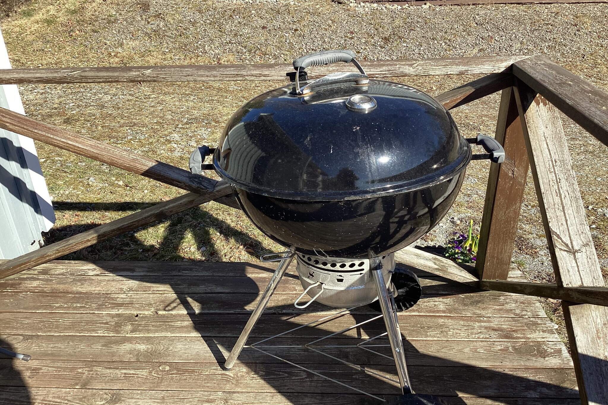 Kitchen(single folding bed, cooker(2 ring stoves), coffee machine, oven, microwave, fridge-freezer, water from well), bedroom(double bed, washing machine), bathroom(washbasin, shower, toilet), heating(electric), garden furniture, parking, air to air heatpump