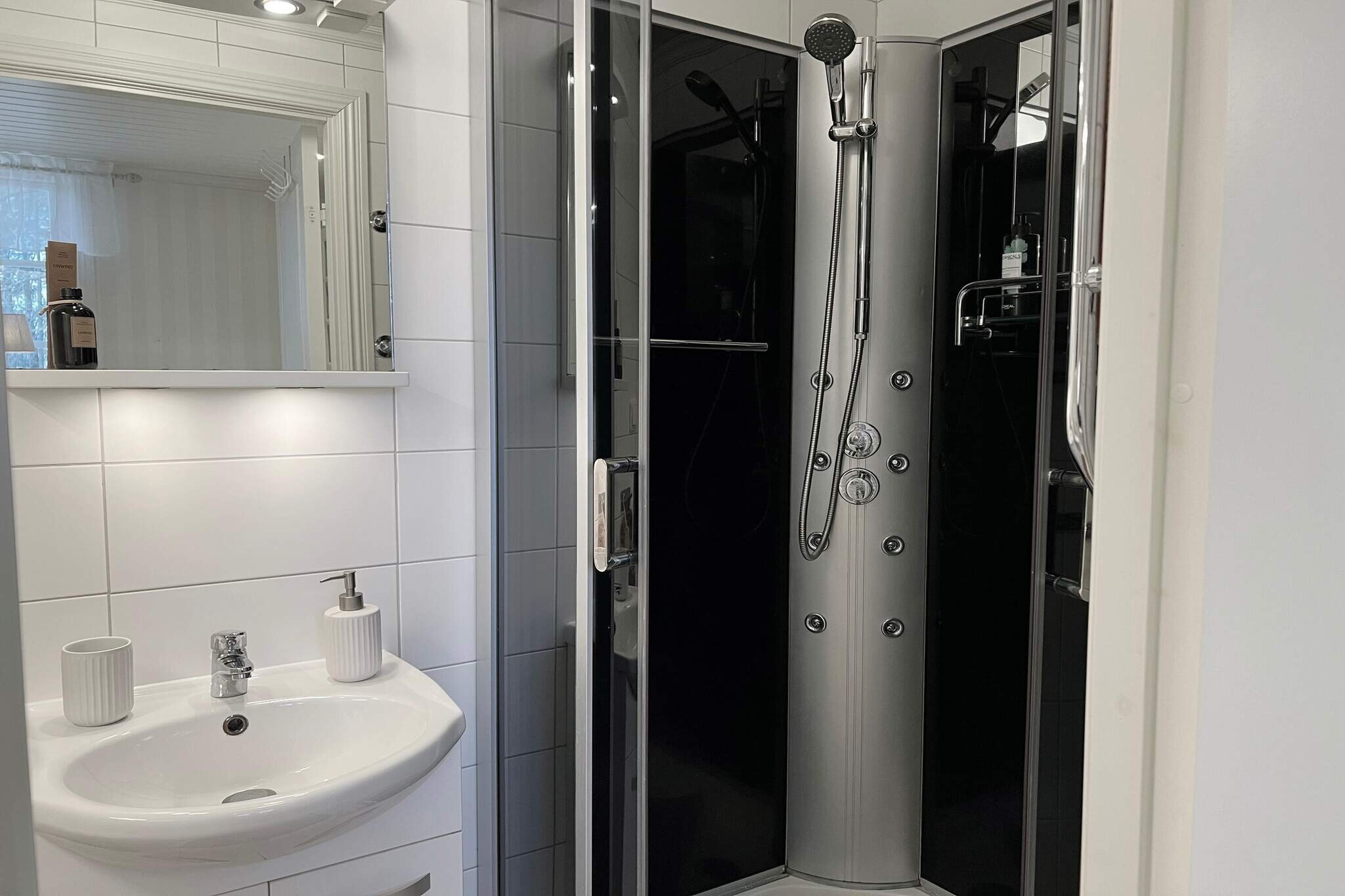 Kitchen(cooker(electric), coffee machine, oven, microwave, fridge(+ freezer), water from well), Living/bed room, bathroom(washbasin, shower, toilet), mezzanine(double bed), terrace(garden furniture, BBQ), geothermal energy, air to air heatpump