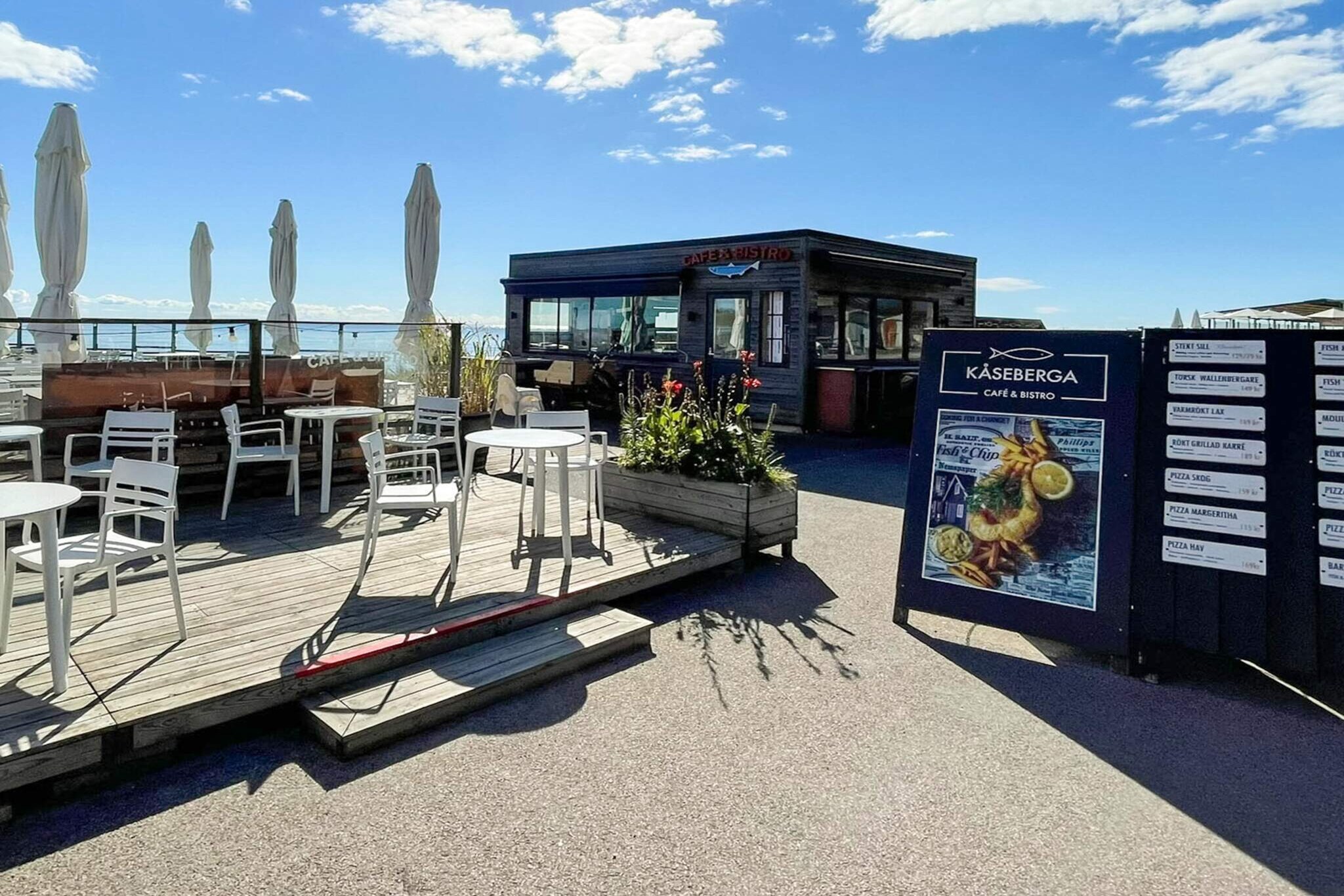 Welcome to a stylish house, an ideal base for exploring Ã–sterlen and the South Coast. Here you live comfortably in a lovely environment, at the end of a cul-de-sac with open fields beyond the bushes and charming excursion destinations to explore. During your stay you have access to the lower floor, while a renovation is underway on the upper floor and the facade is also under renovation but does not affect those who live there. There are two bedrooms, one with a double bed and one with two single beds. The bathroom is spacious and equipped with a washing machine. The open plan creates a pleasant living area where the kitchen, dining area and sitting area merge together. There is also a smart TV and a wood-burning stove that provides a cozy atmosphere. From the kitchen, the patio door leads out to a larger patio with views of green lawns, a perfect place for relaxation or a nice meal in the open air. The accommodation is an excellent starting point for experiencing the gems of Ã–sterlen, from picturesque villages and rolling landscapes to fantastic beaches and local delicacies. Please respect private spaces. The outdoor cameras are switched off during the rental. Discover the alluring south coast of SkÃ¥ne - a gem for nature lovers and culture seekers! A region that offers a unique mix of scenic landscapes, picturesque coastal communities and a rich cultural history. There is something for everyone here, whether you are an adventure seeker, a foodie or just looking for relaxation by the sea. For those who love nature, there are countless opportunities to explore the beautiful beaches and coastline. Enjoy sunny days on the white sandy beaches, take a refreshing swim in the clear blue sea or head out for a relaxing walk along the coastal path, where you will be rewarded with breathtaking views and fresh sea air. Explore the small fishing villages with their colorful houses, cozy cafes and local craft shops. Take a guided tour through the historic town centers and learn more about SkÃ¥ne's fascinating past. Visit farm shops and food markets where you can buy local delicacies to take home. Don't forget to try some of the famous SkÃ¥ne wines and apple ciders produced in the region.