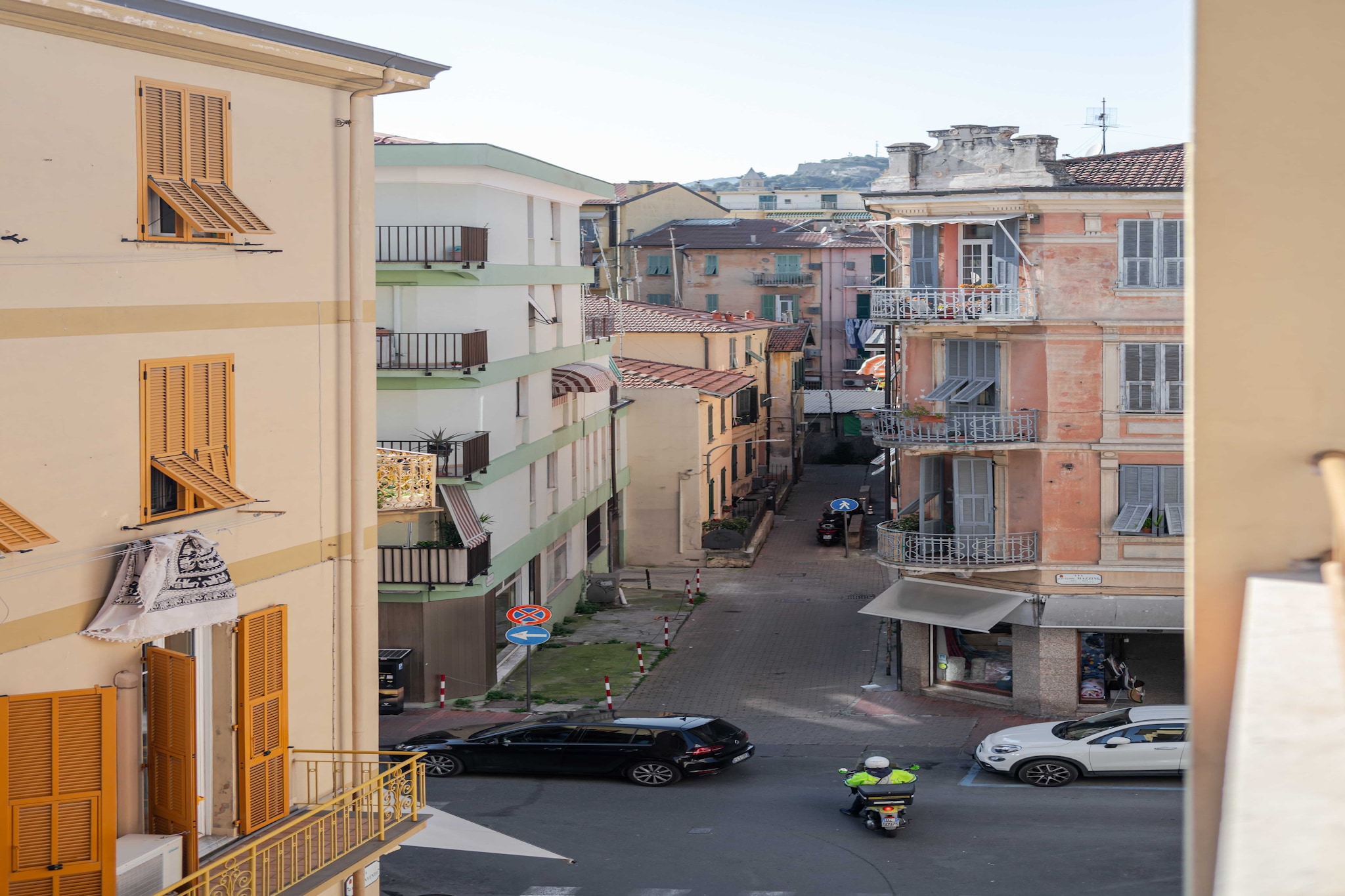 On the 3rd floor: (Living/bed room(Bed Linen, single bed, double bed, TV, air conditioning), bathroom(shower, toilet, shampoo))\n\nDesk, Elevator, Hot Water, Internet Access DSL, Safe, Wardrobe, First Aid, Beach, Play area, Breakfast room, electric kettle, coffee machine, microwave, fridge, balcony or terrace, heating, Essentials, Dedicated workspace, Cleaning Disinfection, Downtown, Enhanced cleaning practices, Near Ocean, Room-darkening shades, Town