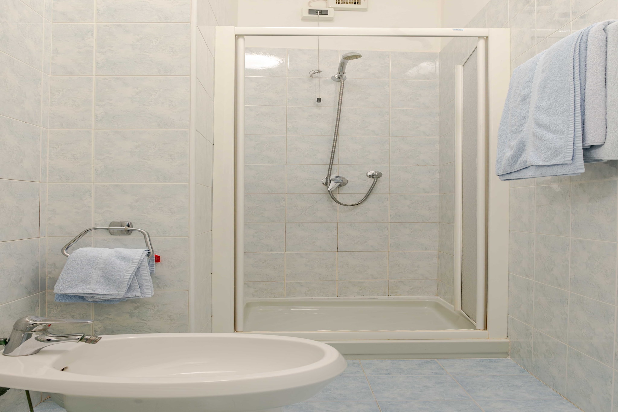 On the 2nd floor: (Living/bed room(Bed Linen, single bed, double bed, TV, air conditioning), bathroom(shower, toilet, shampoo))\n\nDesk, Elevator, Hot Water, Internet Access DSL, Safe, Wardrobe, First Aid, Beach, Play area, Breakfast room, electric kettle, coffee machine, microwave, fridge, balcony or terrace, heating, Essentials, Dedicated workspace, Cleaning Disinfection, Downtown, Enhanced cleaning practices, Near Ocean, Room-darkening shades, Town