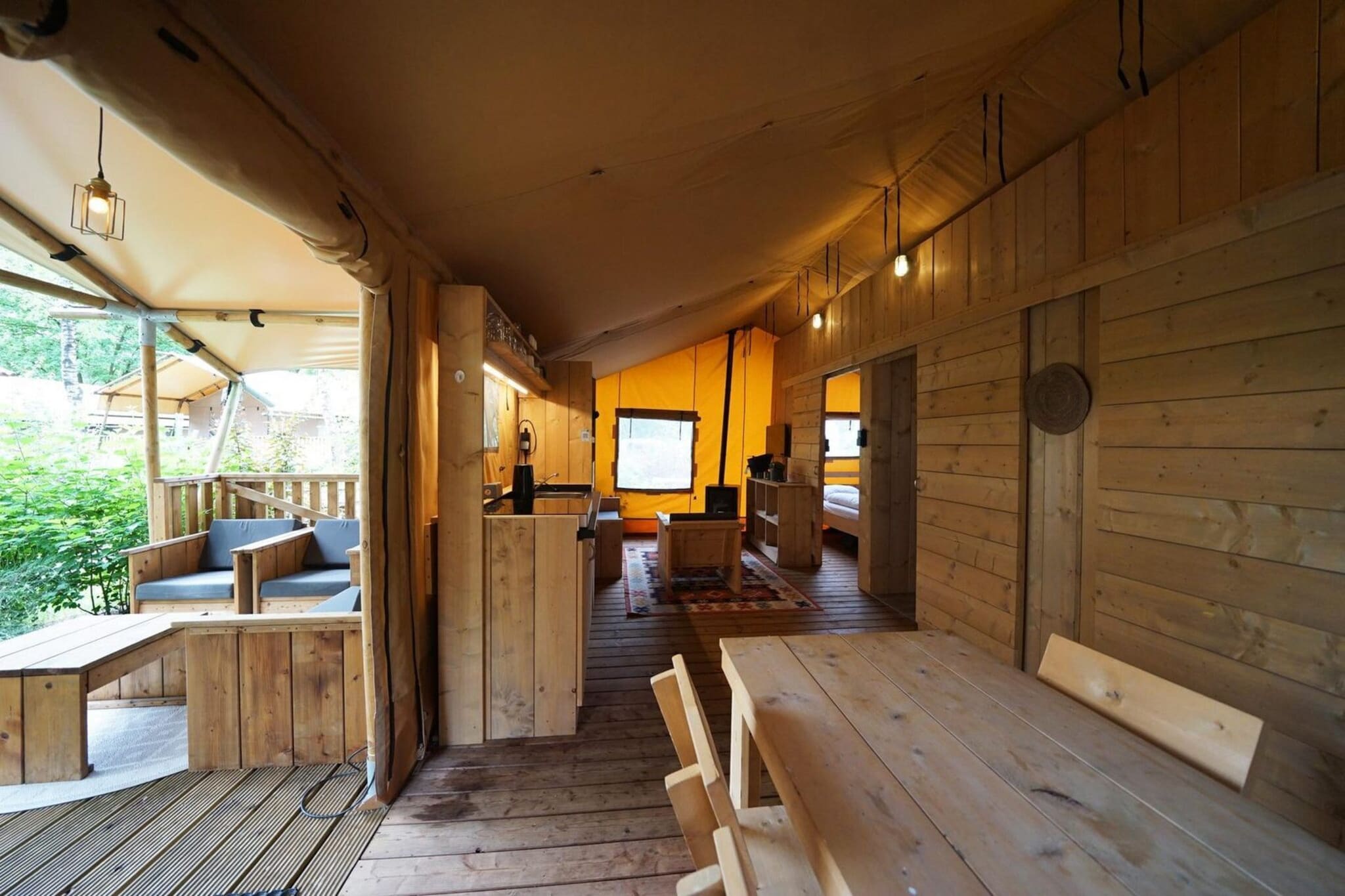 Lodgetent 4 - Eetkamer