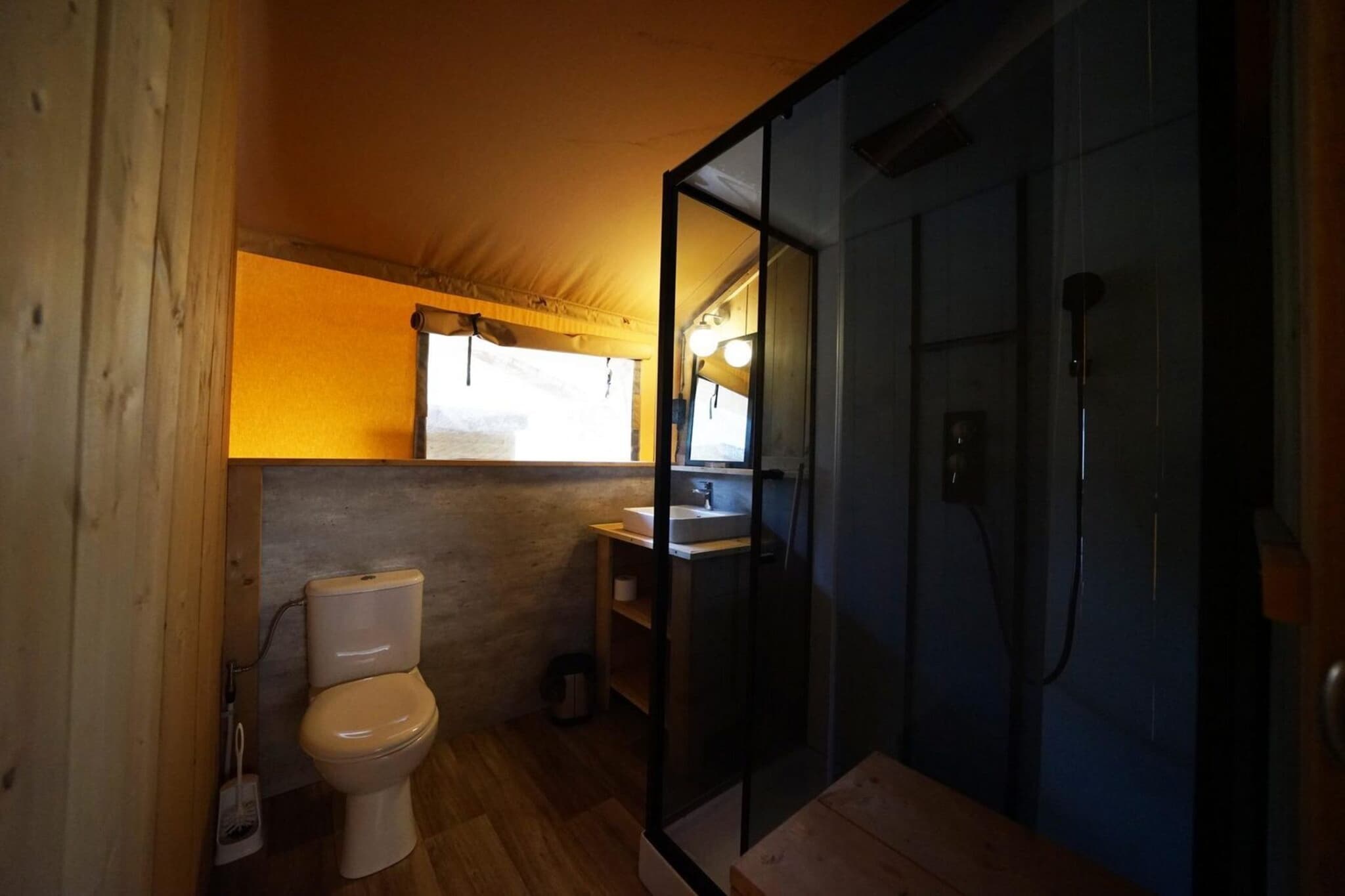 Lodgetent 4 - Badkamer