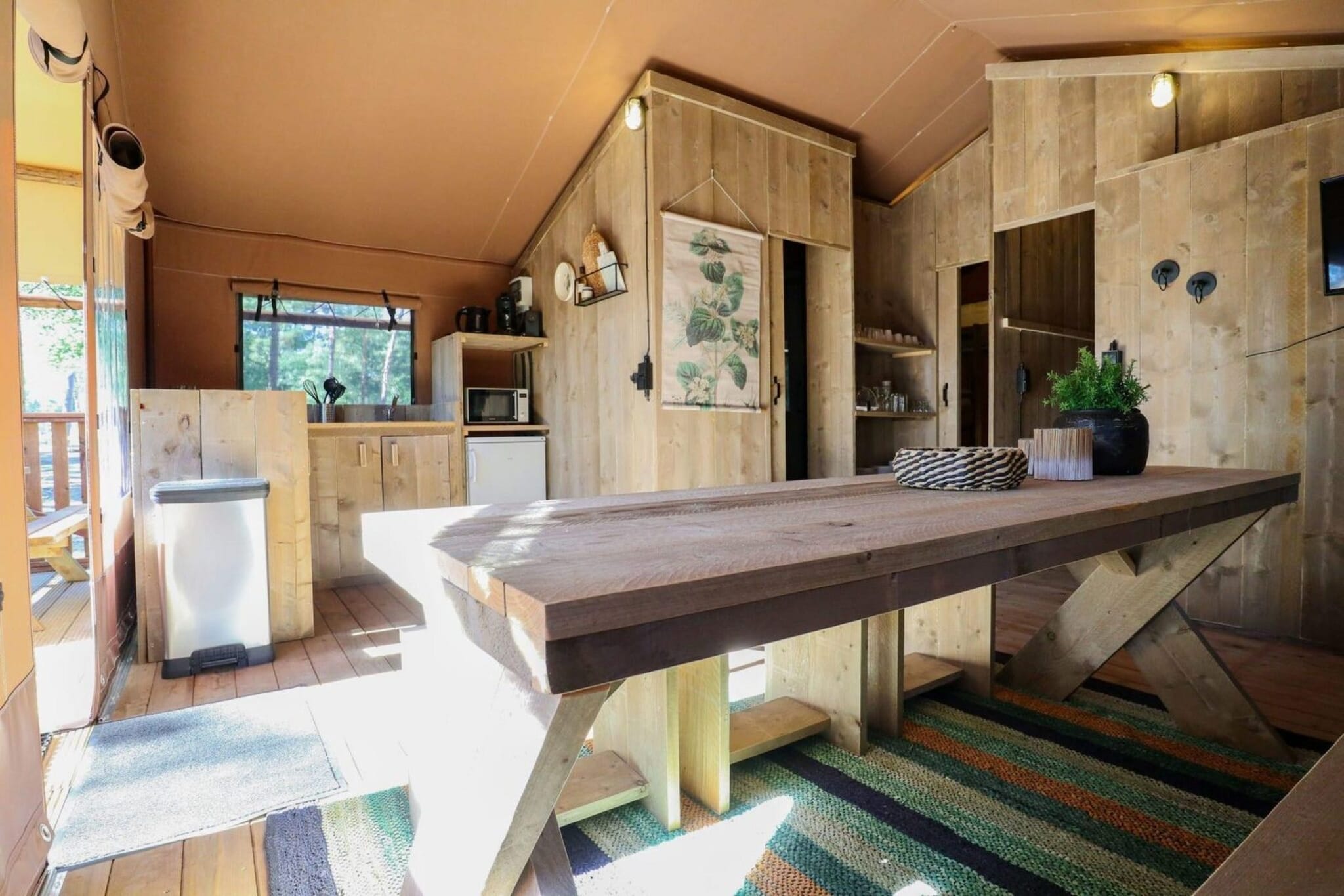 Lodgetent 5 - Dining room