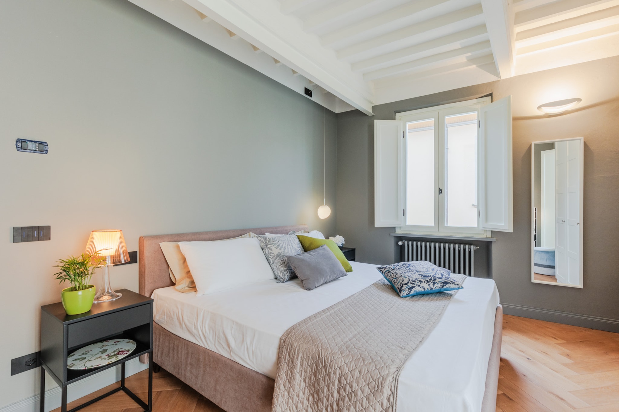 Casa Grey, Contemporary Penthouse-Nicht getaggt