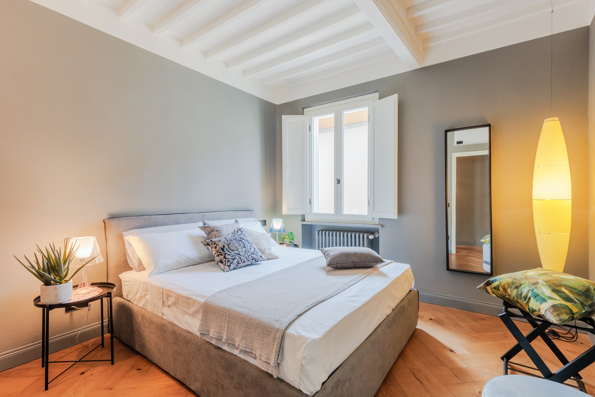 Casa Grey, Contemporary Penthouse-Nicht getaggt