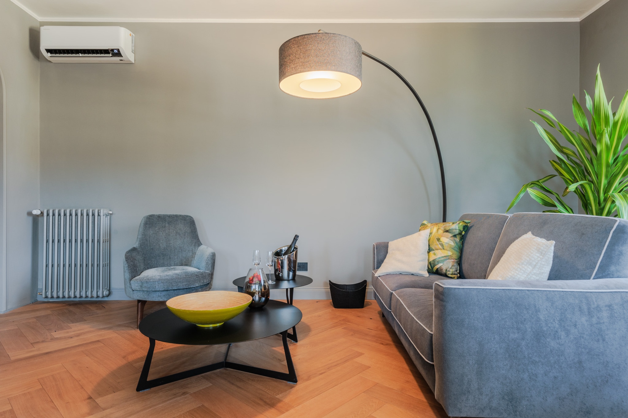 Casa Grey, Contemporary Penthouse-Nicht getaggt