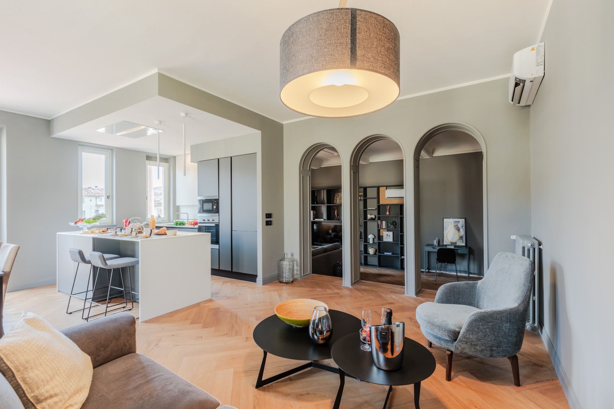 Casa Grey, Contemporary Penthouse-Nicht getaggt